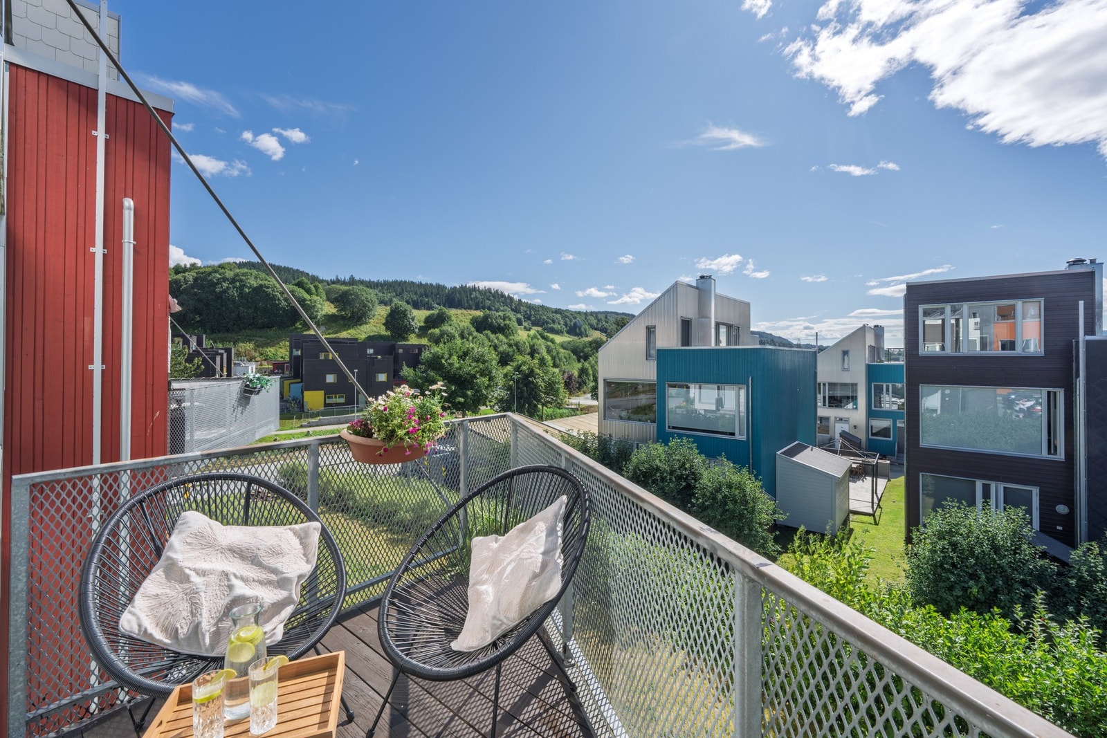 Balkongen er på 4 kvm med gode solforhold fra morgen til ettermiddag. Galleribilde