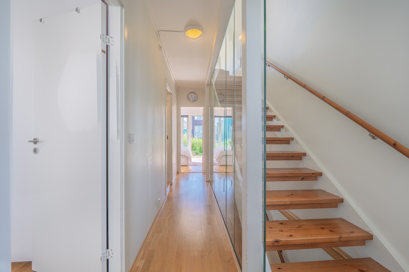 Glasskille i trappen skaper luftig og behagelige trekk i gangen. Galleribilde