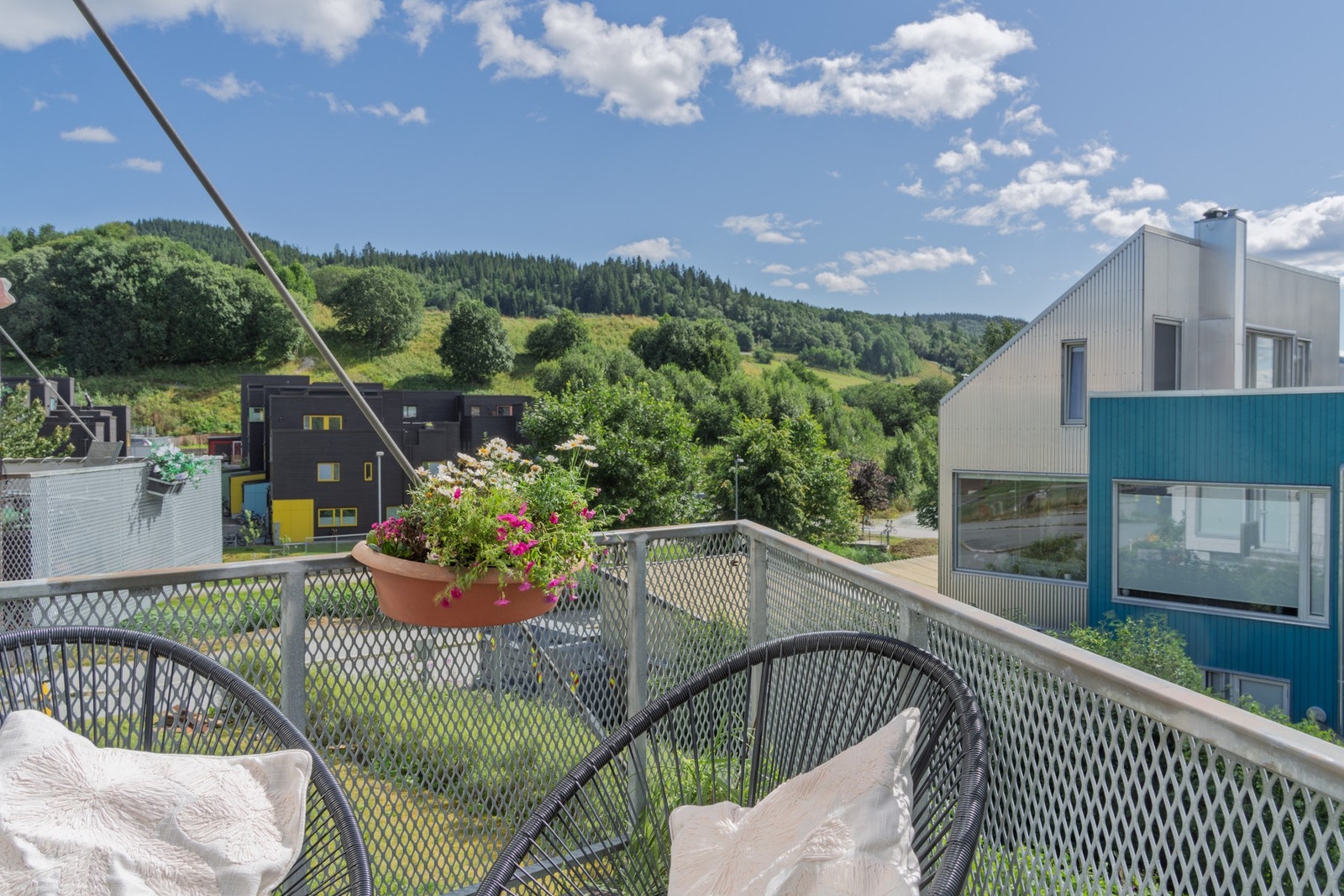 Rekkehuset nyter en endebeliggenhet samt større grøntarealer i front. Galleribilde