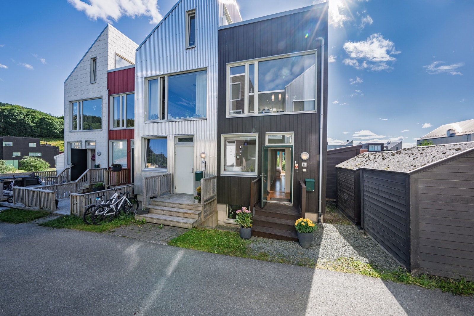 Trygge og bilfrie internveier på tunet. Barnehagen ligger et steinkast unna. Galleribilde