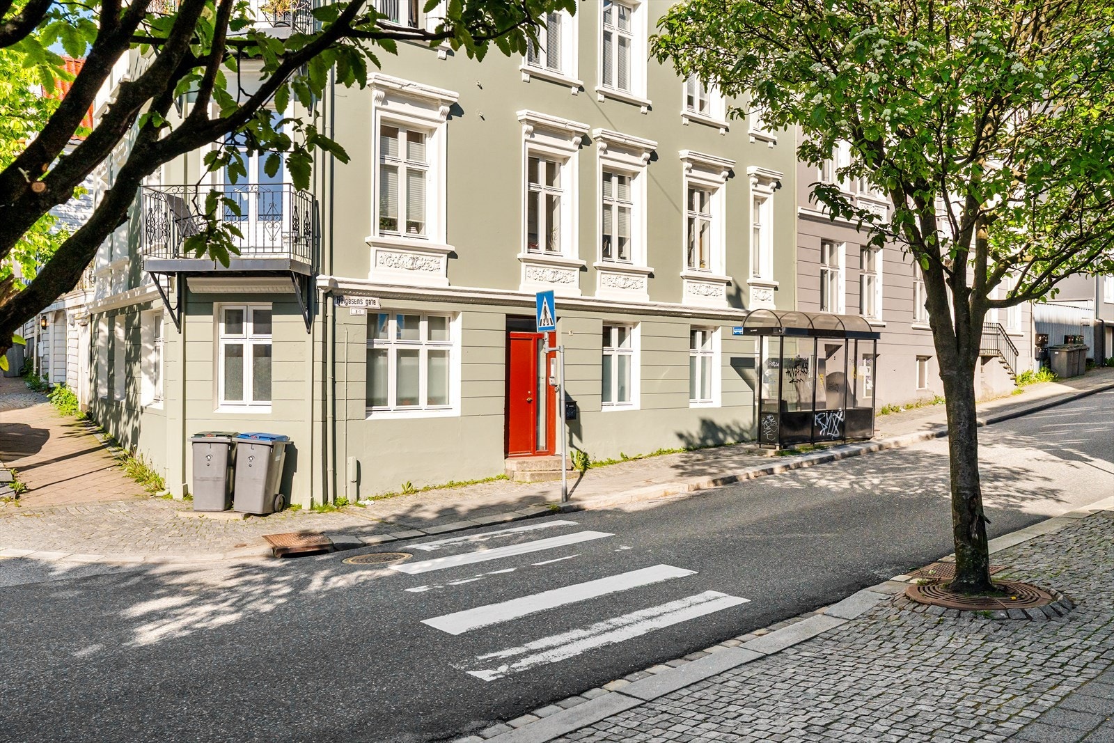 Det følger i tillegg en bod på ca. 1,7 m² i bakgården. Ellers har du gode bussforbindelser rett utenfor hoveddøren som tar deg til Bergen sentrum og flere utdanningsinstitusjoner. Galleribilde