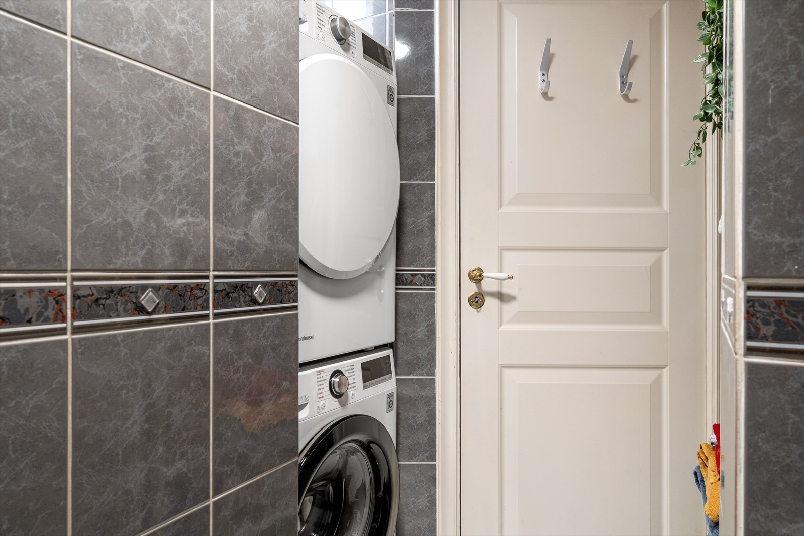 Her er det plass til både vaskemaskin og tørketrommel. Galleribilde
