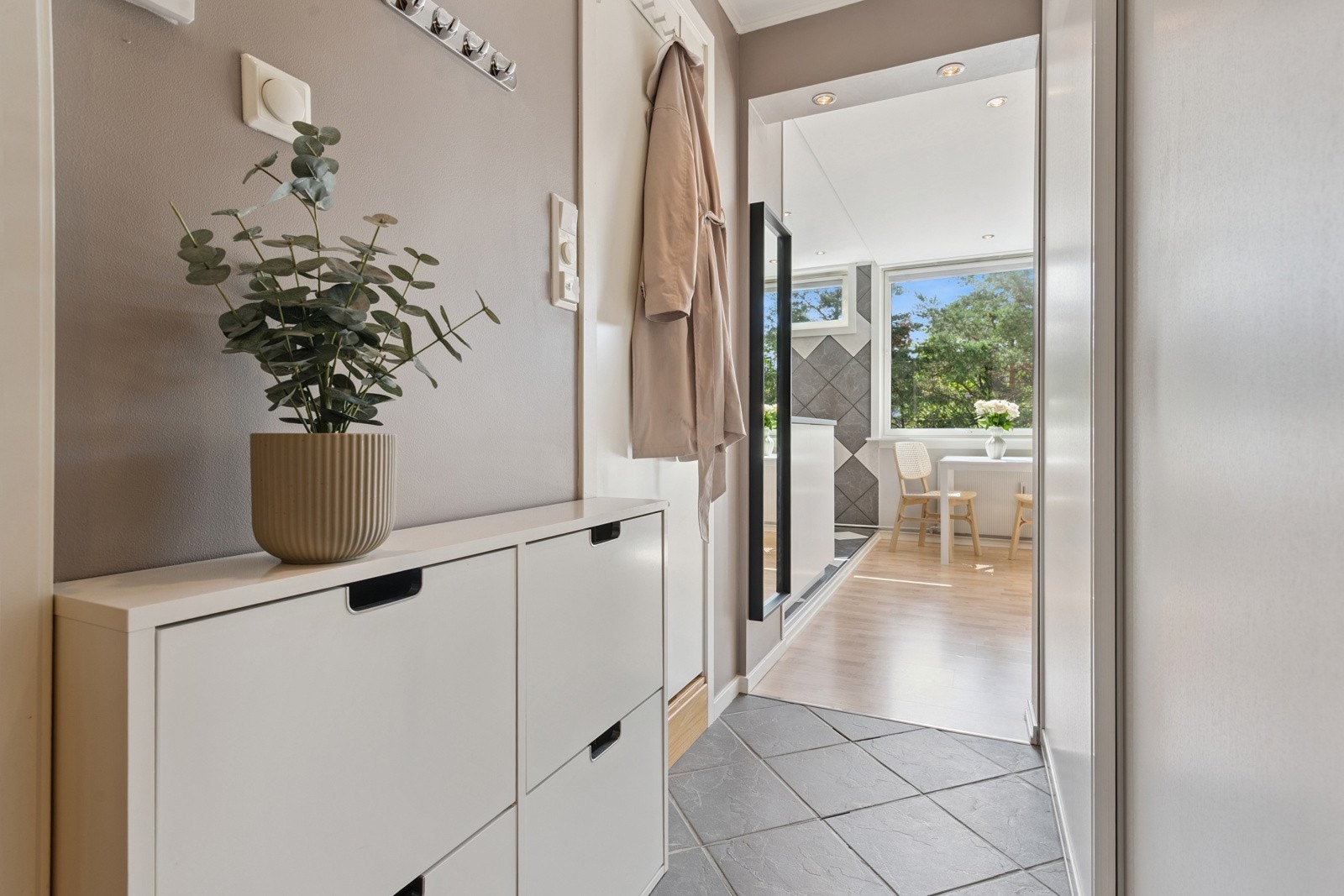 Praktisk entré med skyvedørsgarderobe med god lagringsplass. Galleribilde