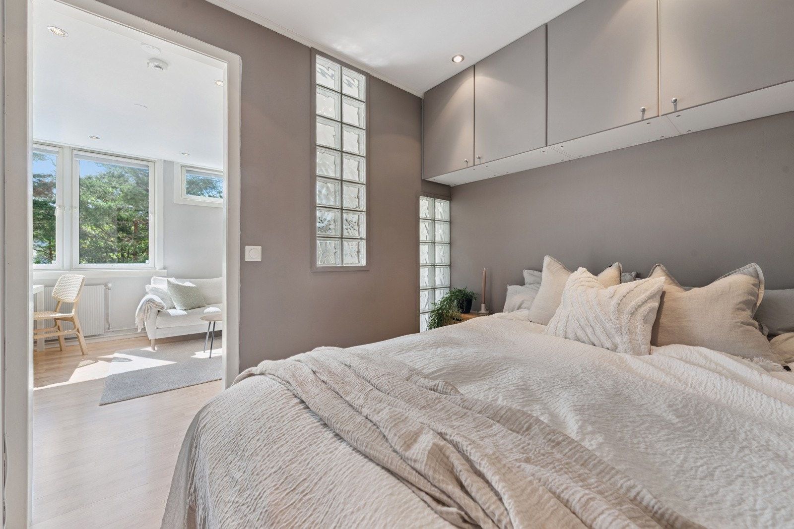 Sovealkoven oppleves som romslig med en praktisk skyvedør i front mellom stuen og sovealkoven. Galleribilde