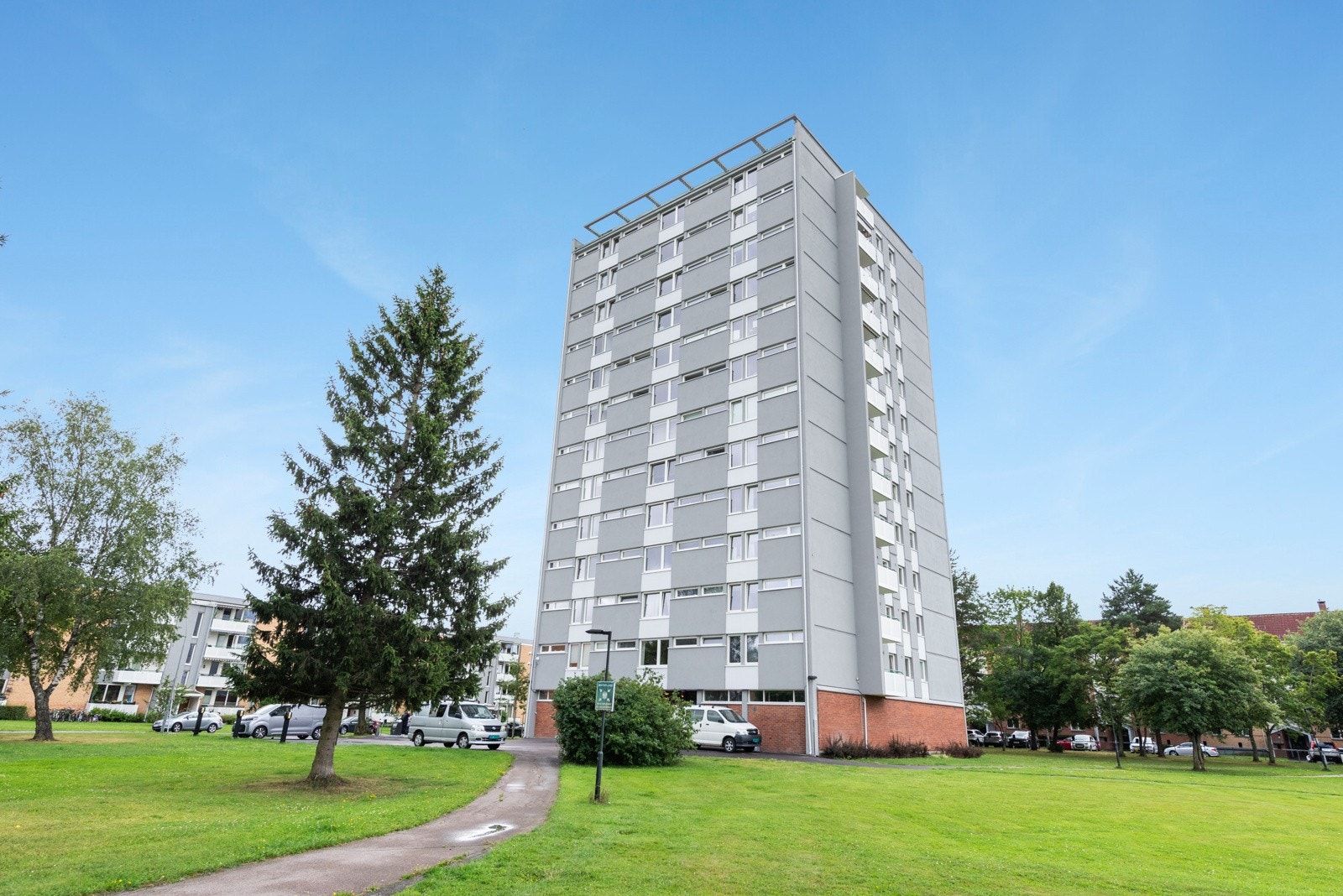 Fin utsikt fra leiligheten mot grønne omgivelser. Galleribilde