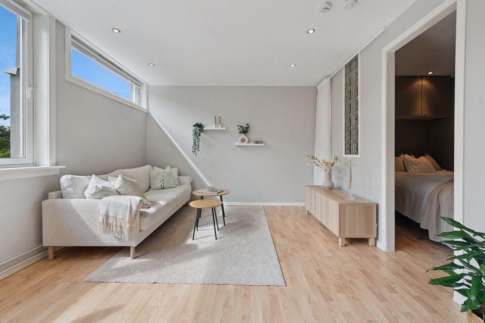 Leiligheten har en praktisk sovealkoveløsning i tilknytting til stuen. Galleribilde