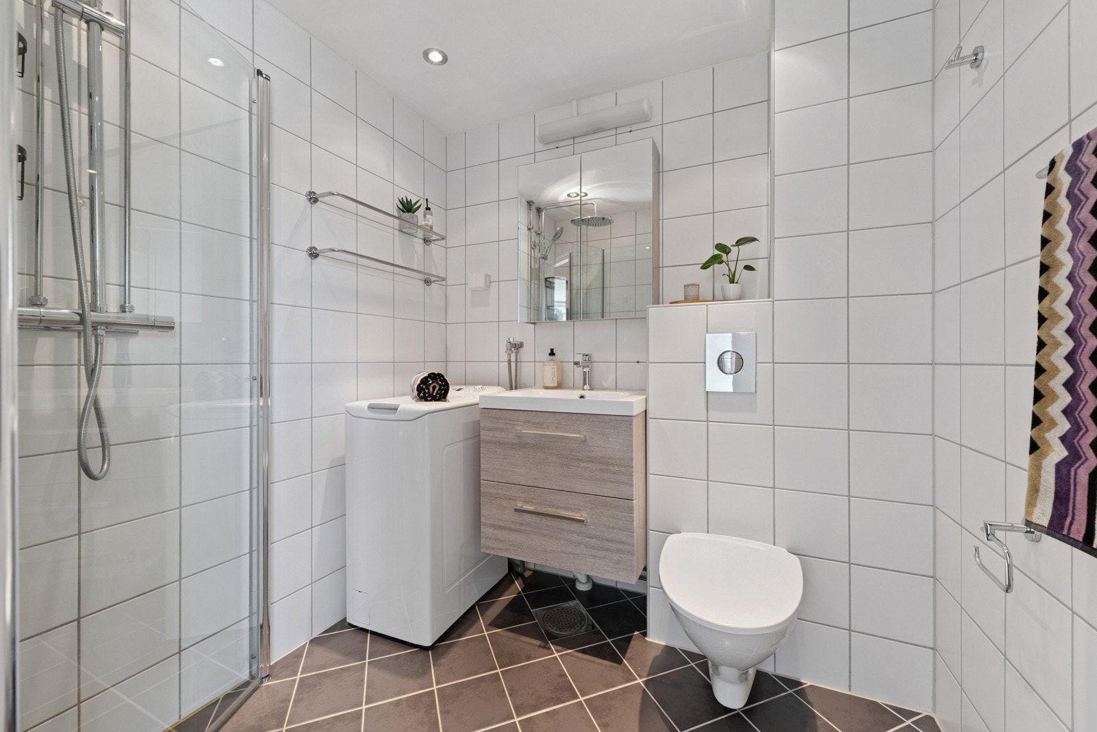 Delikat og pent flislagt bad/wc fra 2010, med varmekabler i gulv. Opplegg for vaskemaskin Galleribilde