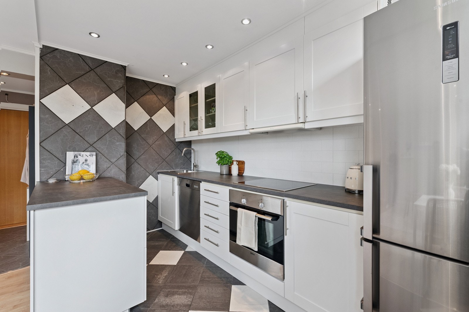 Integrerte hvitevarer på kjøkken medfølger. Galleribilde