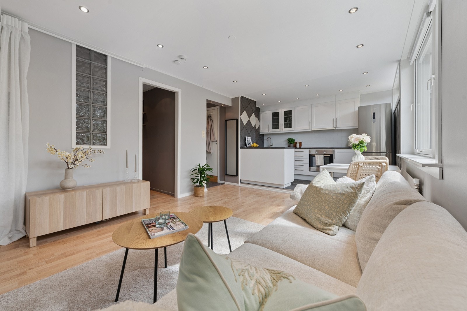 Her er det plass til stuebord, sofagruppe, mediebenk m.m Galleribilde