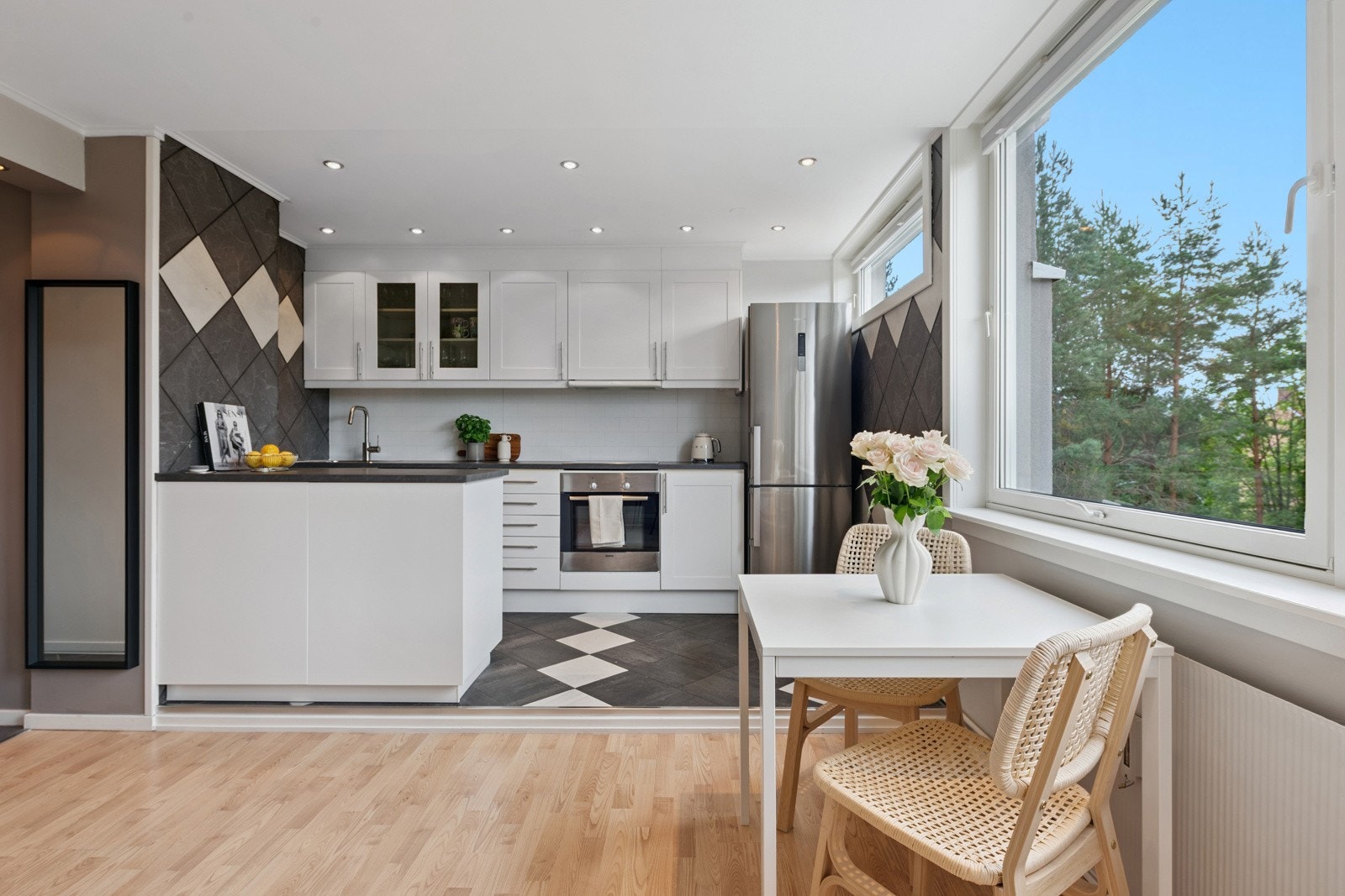 Åpen og fin kjøkken løsning med god skap- og benkeplass. Galleribilde