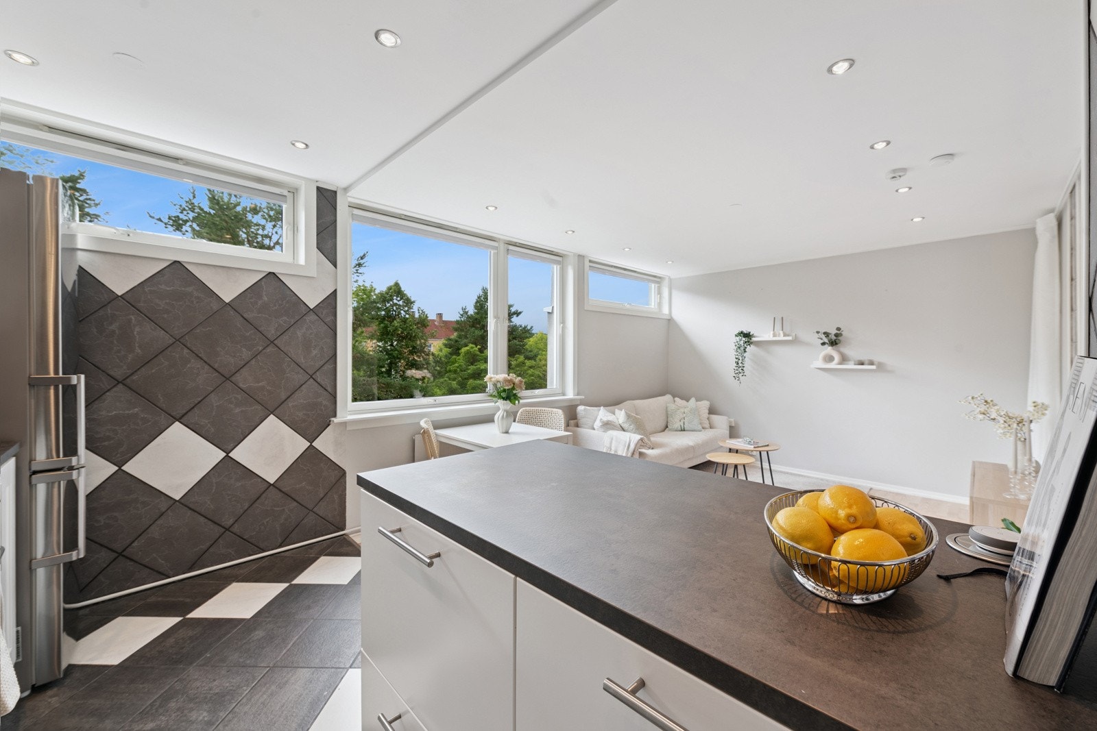 Kjøkkenøy med god lagringsplass og stor benkeplate. Galleribilde