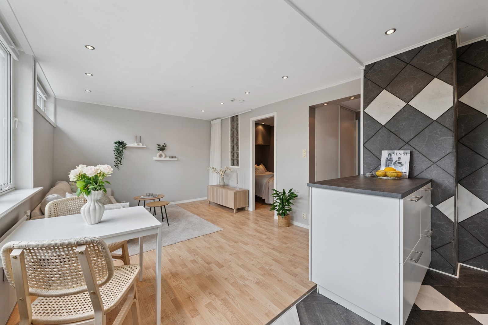 Praktisk og moderne åpen stue og kjøkkenløsning, der stuen har flere innredningsmuligheter. Galleribilde