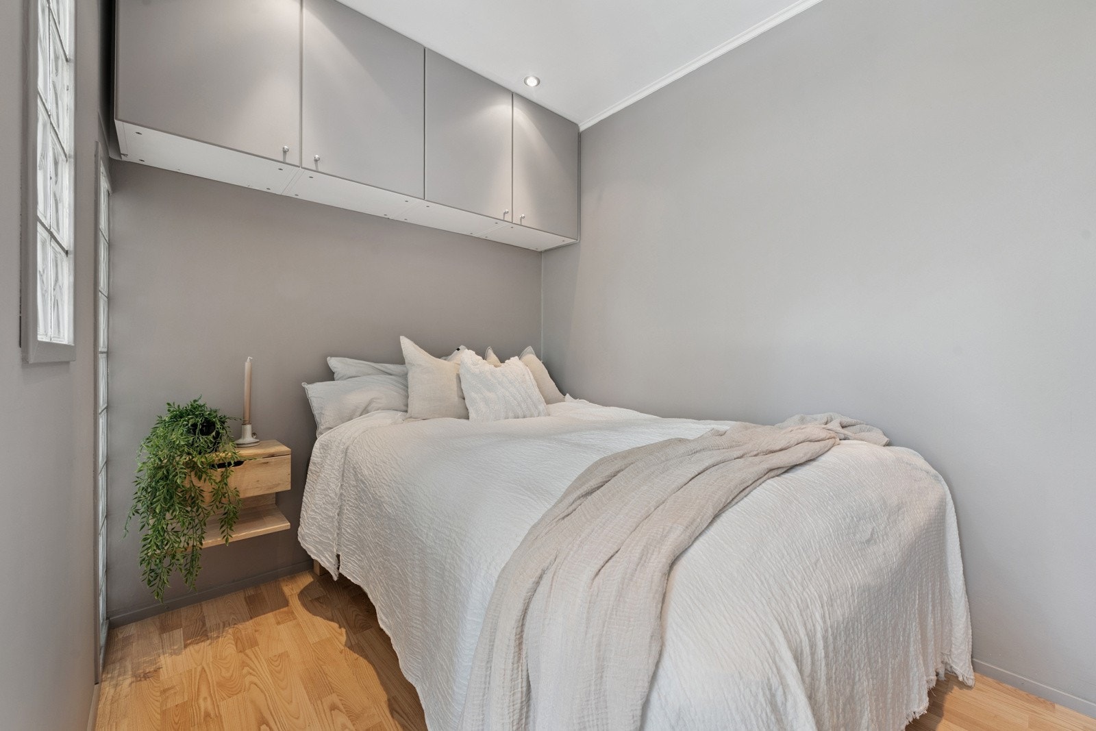 Her har du plass til en stor seng. Flere oppbevaringsmuligheter. Galleribilde