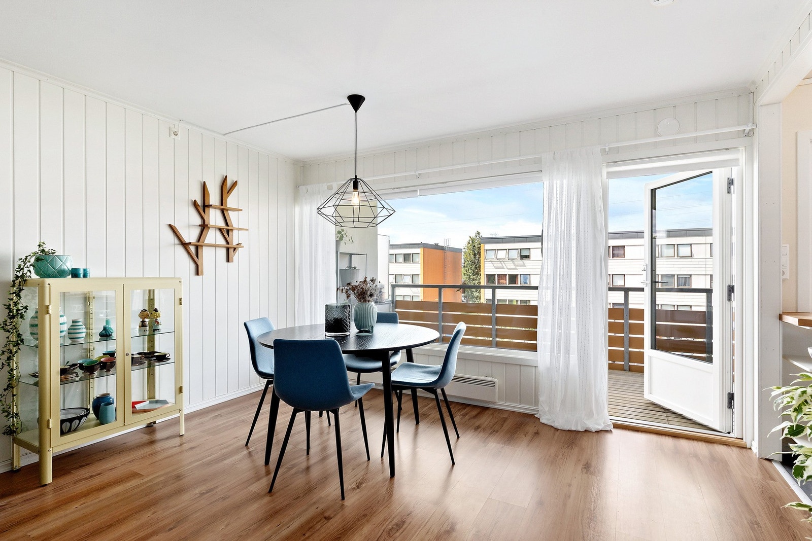 Du har et flott utsyn fra leiligheten, og det er store grøntarealer mellom blokkene. Galleribilde