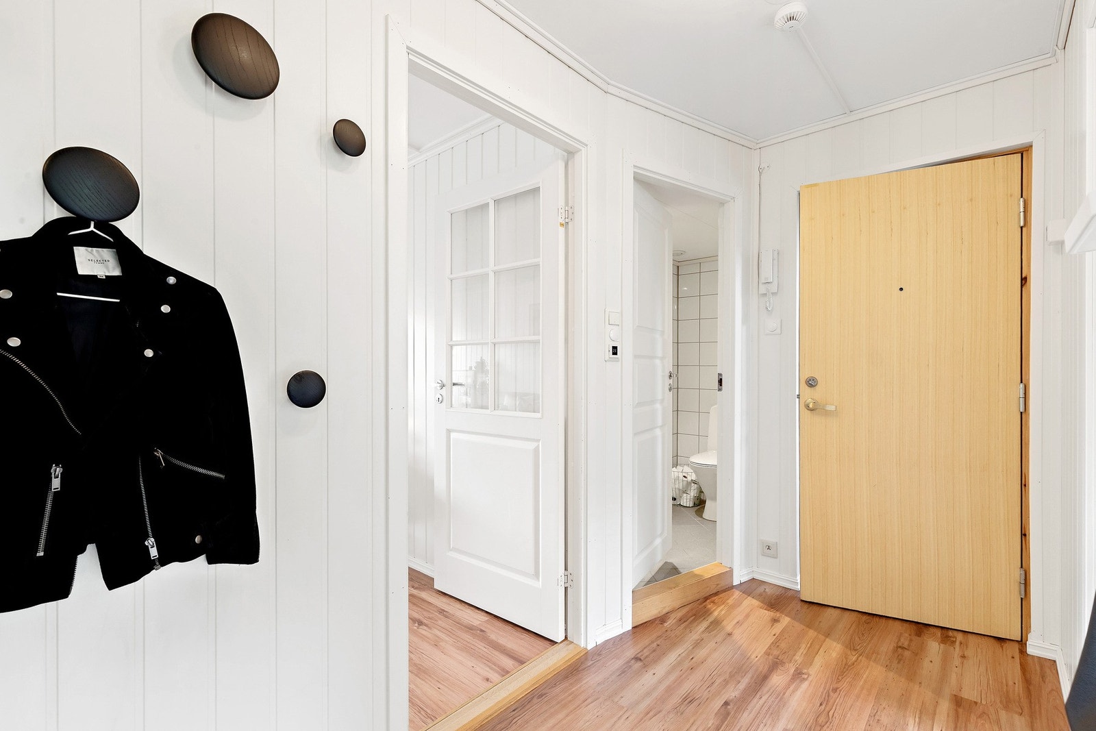 Når du kommer inn i leiligheten blir du møtt av romslig gang med god plass for sko og ytterklær. Rikelig lagerplass i 2 kjellerboder. Galleribilde