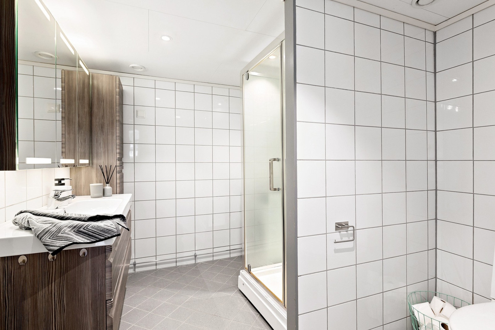 Baderommet har stilren innredning med god lagerplass, opplegg for vaskemaskin, toalett og dusjkabinett. Galleribilde