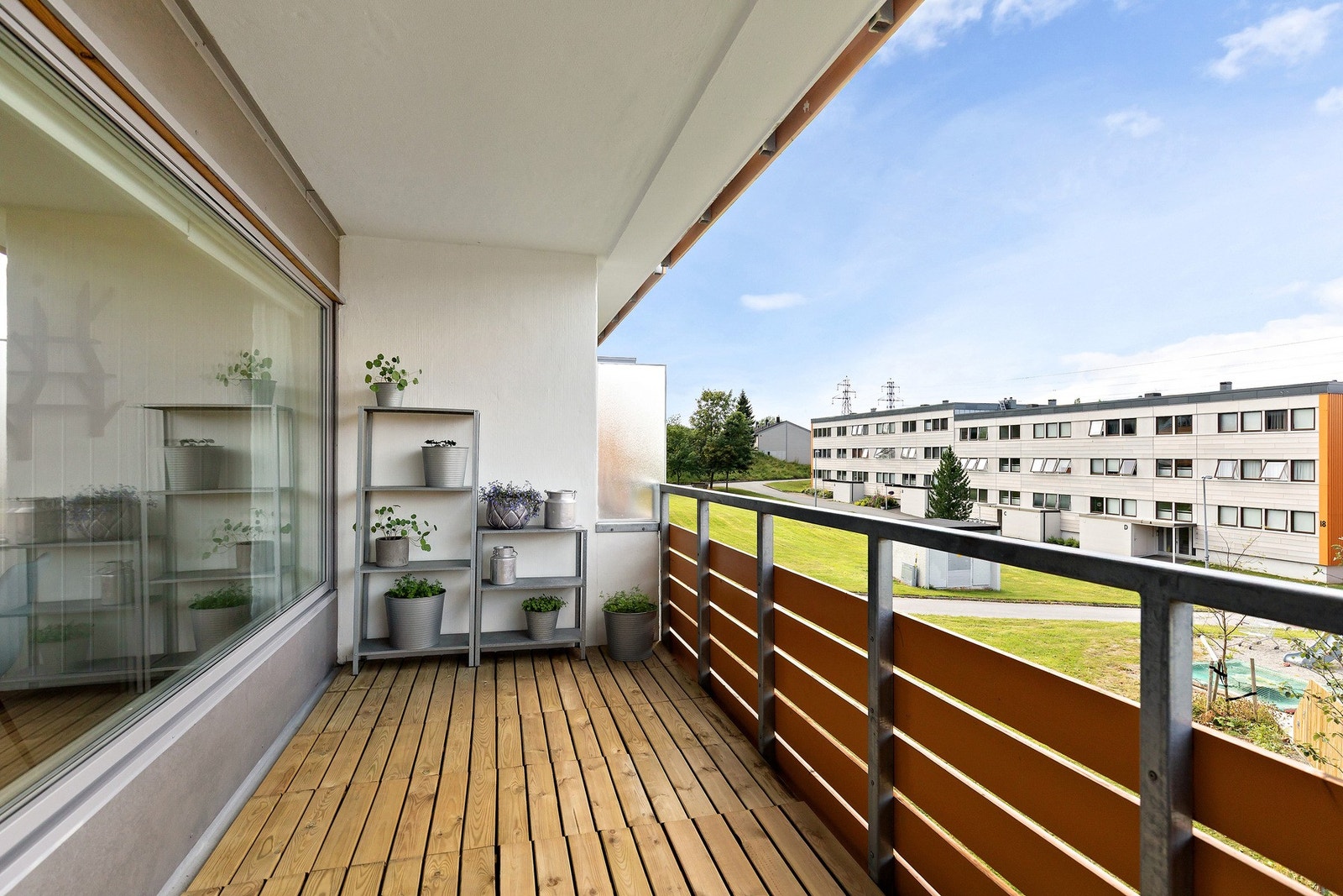 Balkongen har fin utsikt og nyter godt av både ettermiddags- og kveldssol. Galleribilde