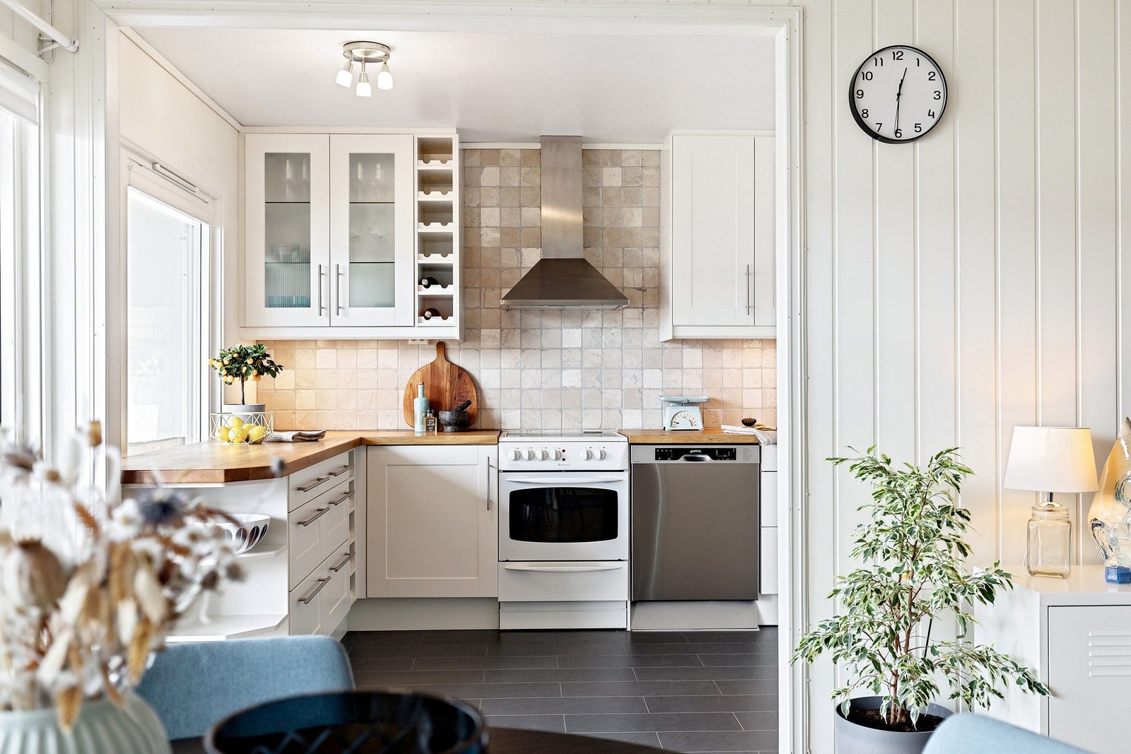 Delvis åpen løsning mot stue gjør det til et sosialt rom, og gir godt med naturlig lys. Galleribilde