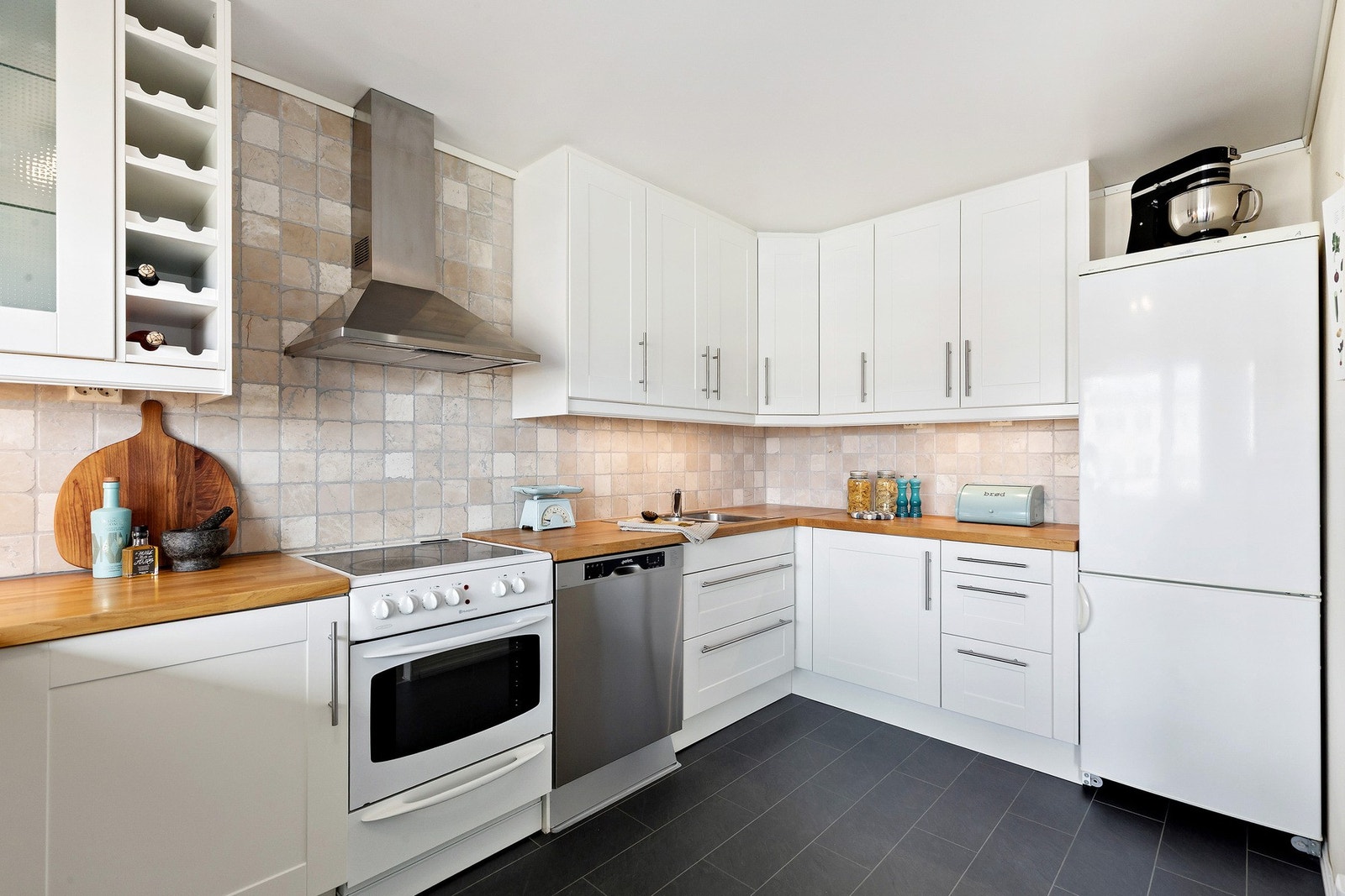 Kjøkkenet er romslig og praktisk med god skap- og benkeplass. Kjøkkenet er gitt TG1 av takstmann. Galleribilde