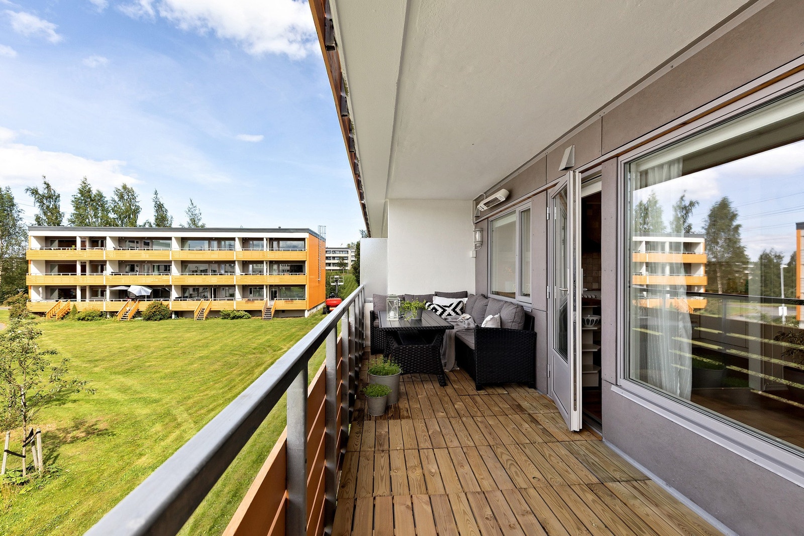 Balkongens størrelse og utforming gir god plass til utemøblene. Takoverbygd med lang brukssesong. Galleribilde