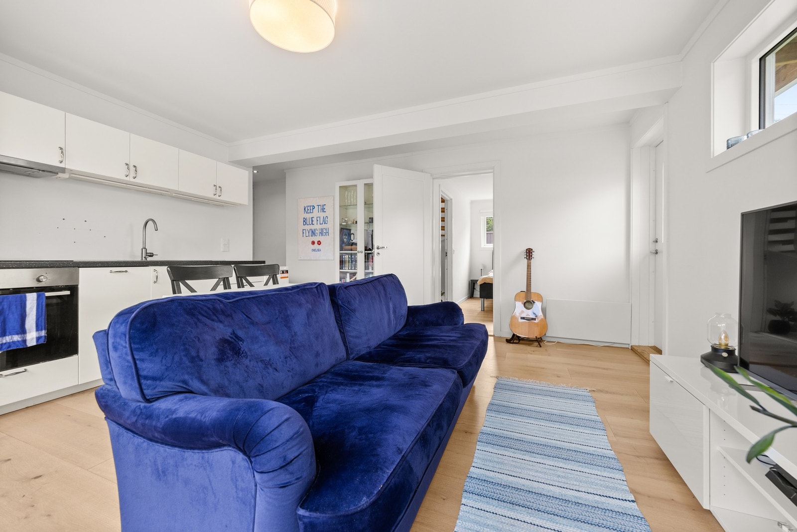 Fra stuen er det direkte utgang til en stor terrasse som utvider sommer. Galleribilde