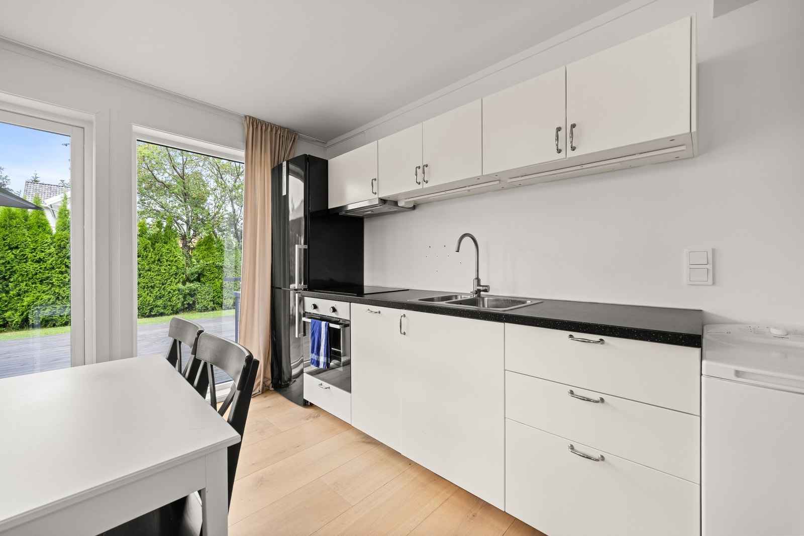 Lyst og praktisk kjøkken beliggende i 1. etasje. Galleribilde