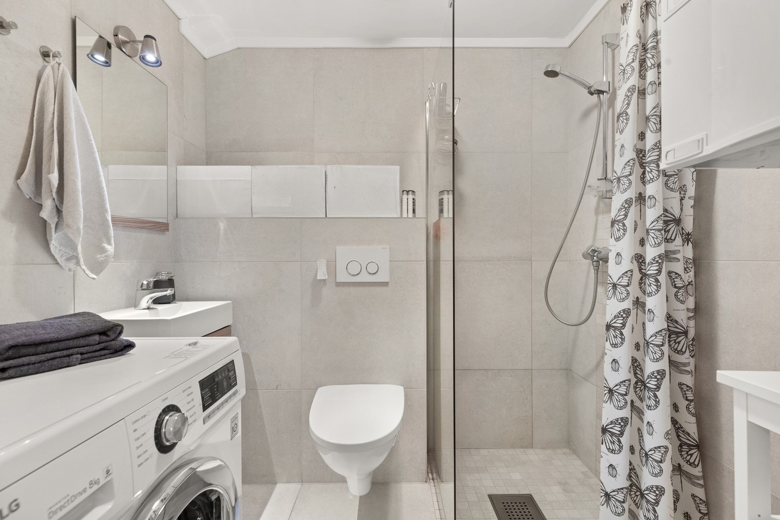 Baderom i U.Etasjen er også moderne og pent. Her er det opplegg for vaskemaskin og tørketrommel. Galleribilde