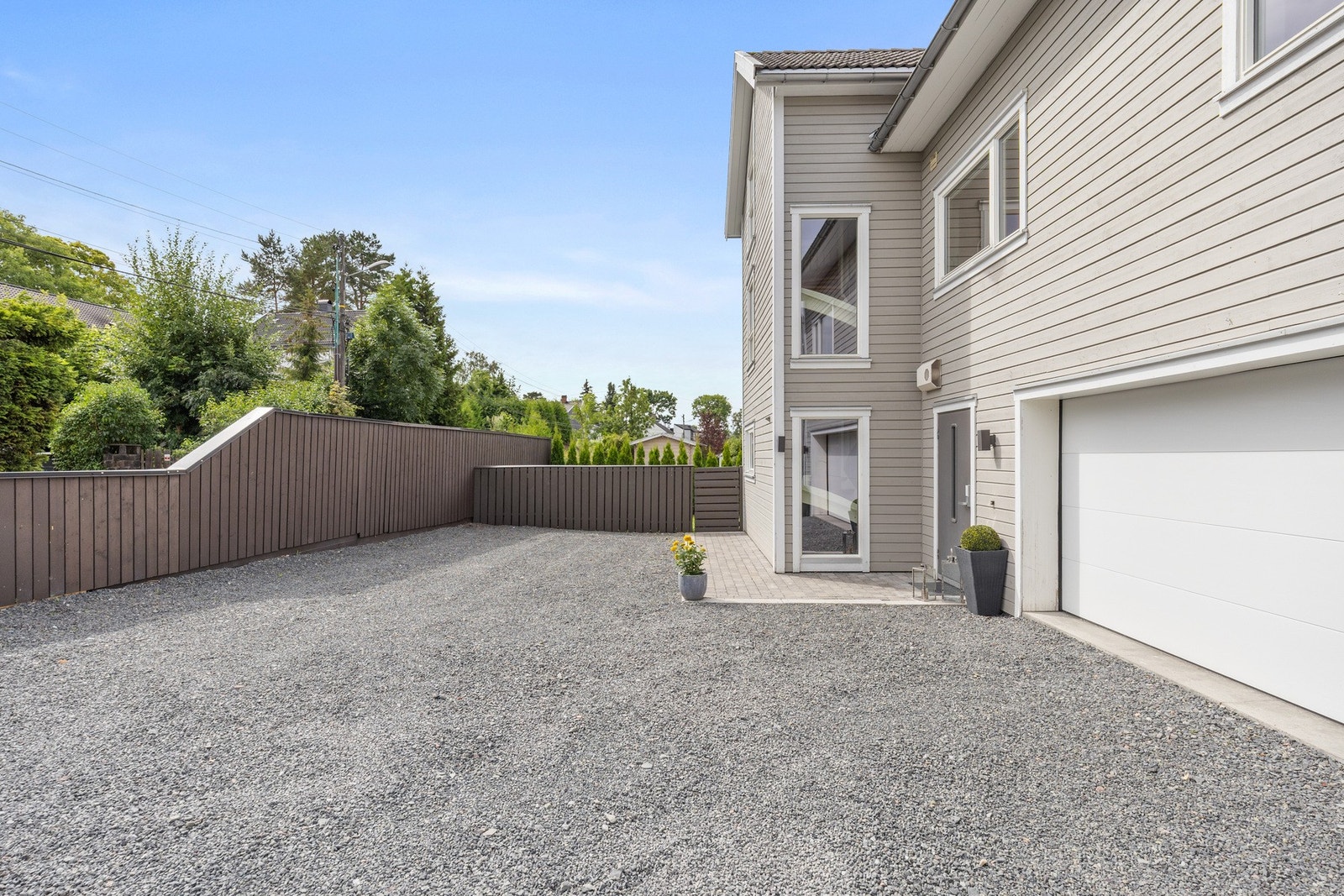 Romslig dobbelgarasje med plass til to biler. Galleribilde