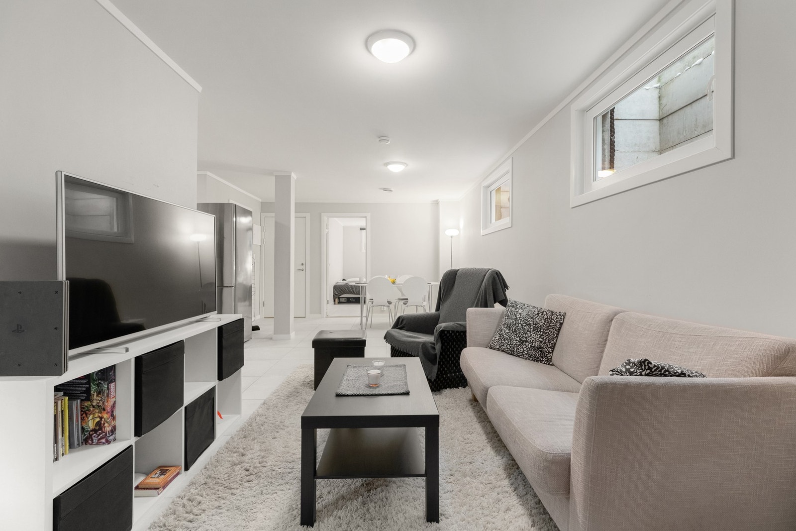 Stue i u. etg. med åpen løsning mot kjøkken (rommene i u. etg. er ikke godkjent som varig oppholdsrom) Galleribilde