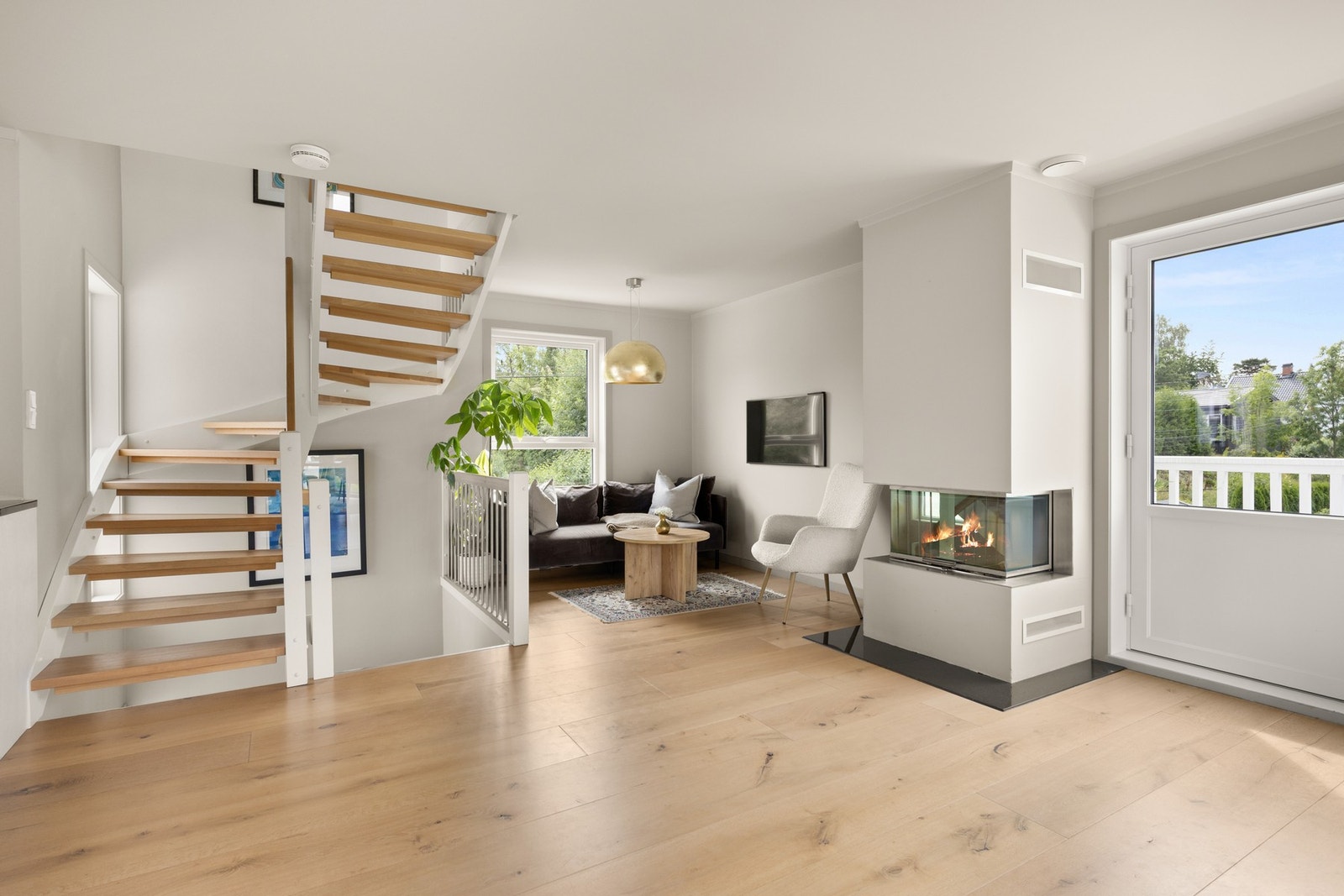 Fra stuen er det utgang til en sydvendt balkong med gode solforhold. Galleribilde