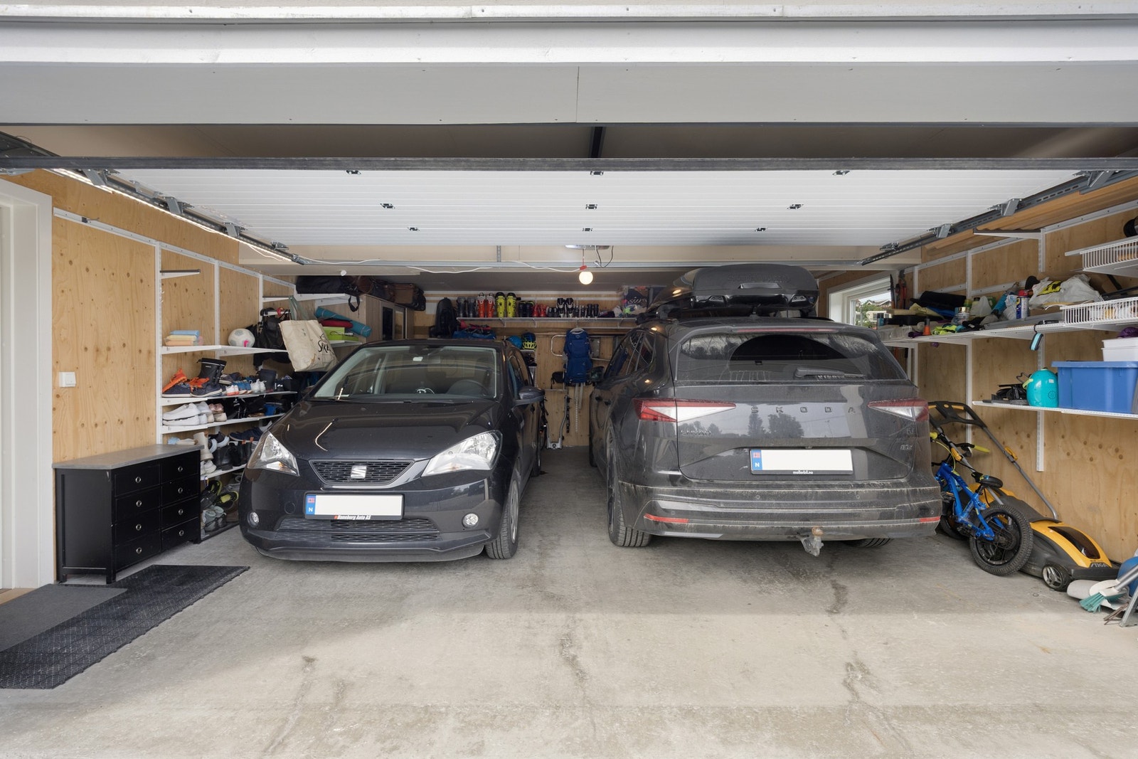 Fra garasjen er det direkte adkomst til boligen via garasjen Galleribilde