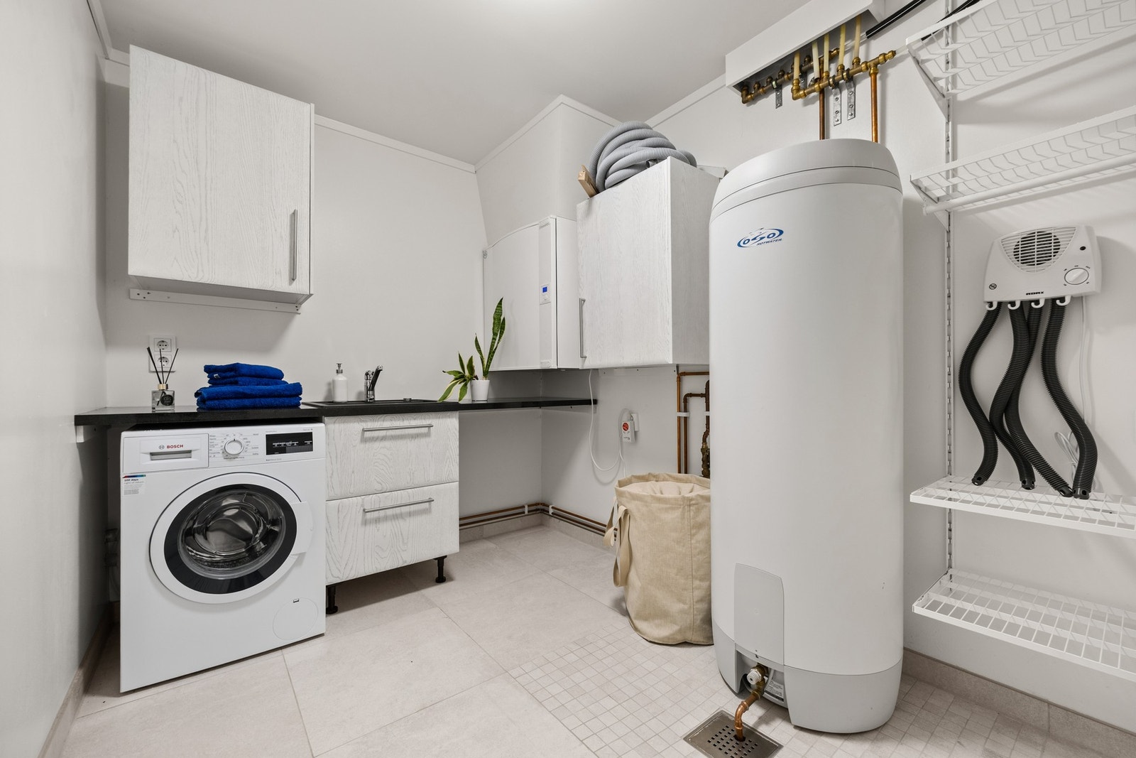 Vaskerom og teknisk rom samlet praktisk i underetasjen. Galleribilde