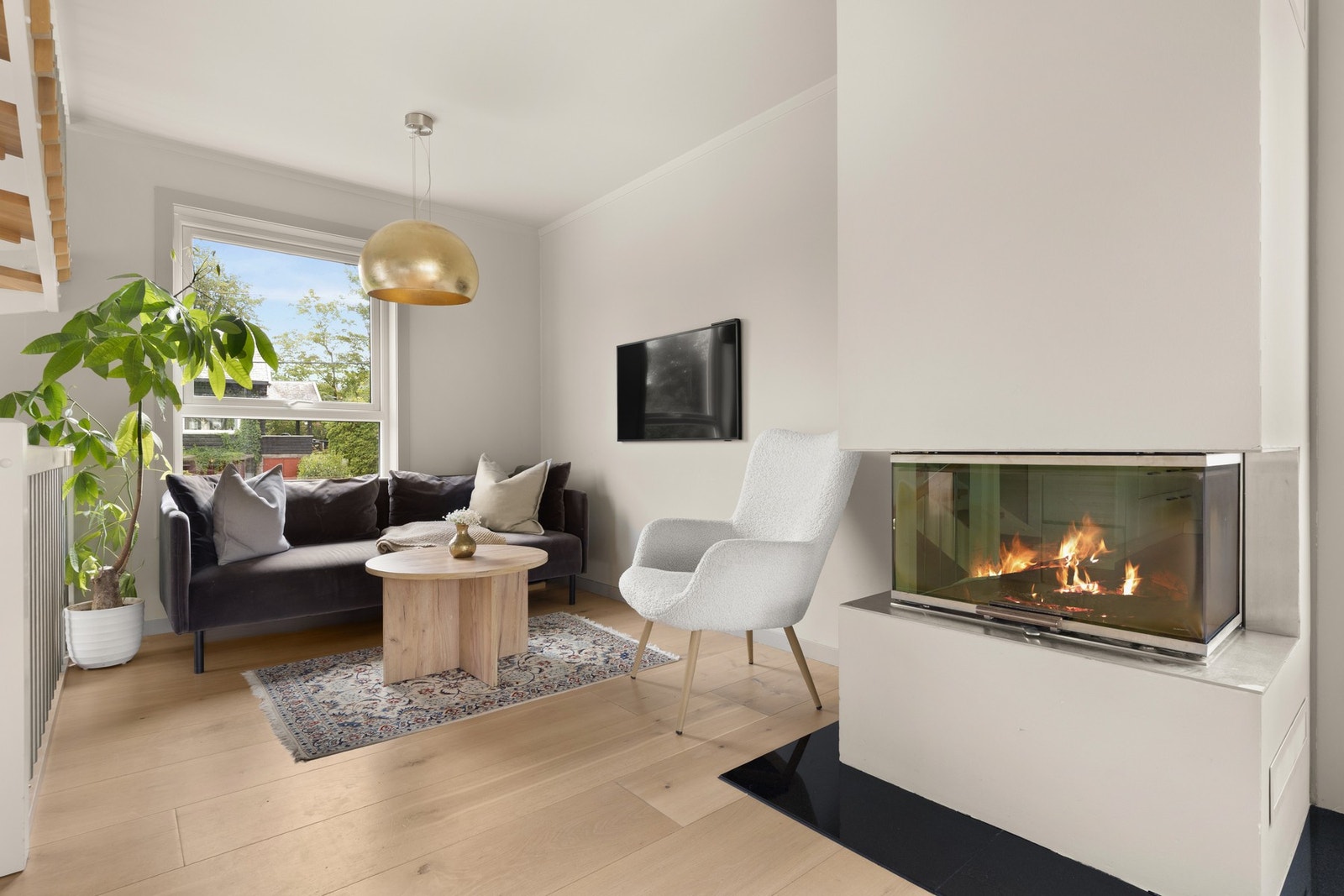 Moderne hjørnepeis som skaper varme og atmosfære. Galleribilde