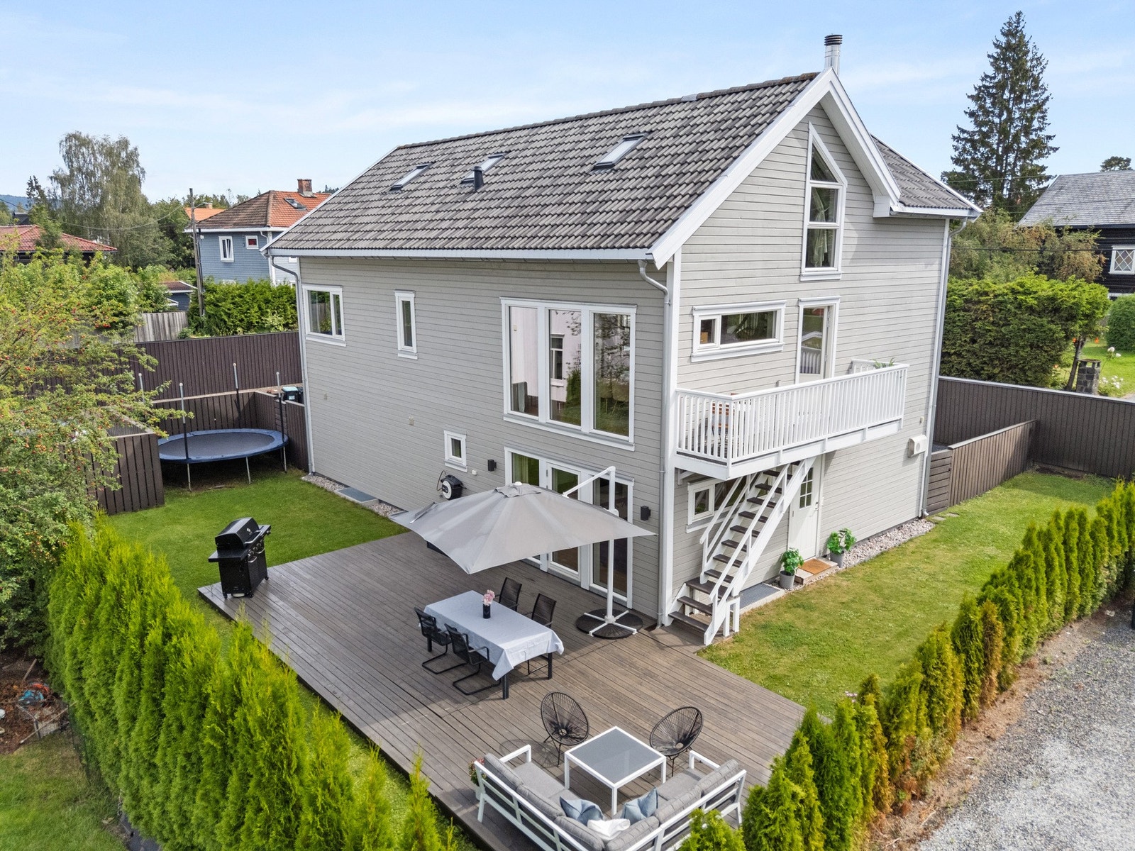 Boligen er ny i fra 2015 og går over 3 plan i tillegg til kjelleretasjen. Galleribilde