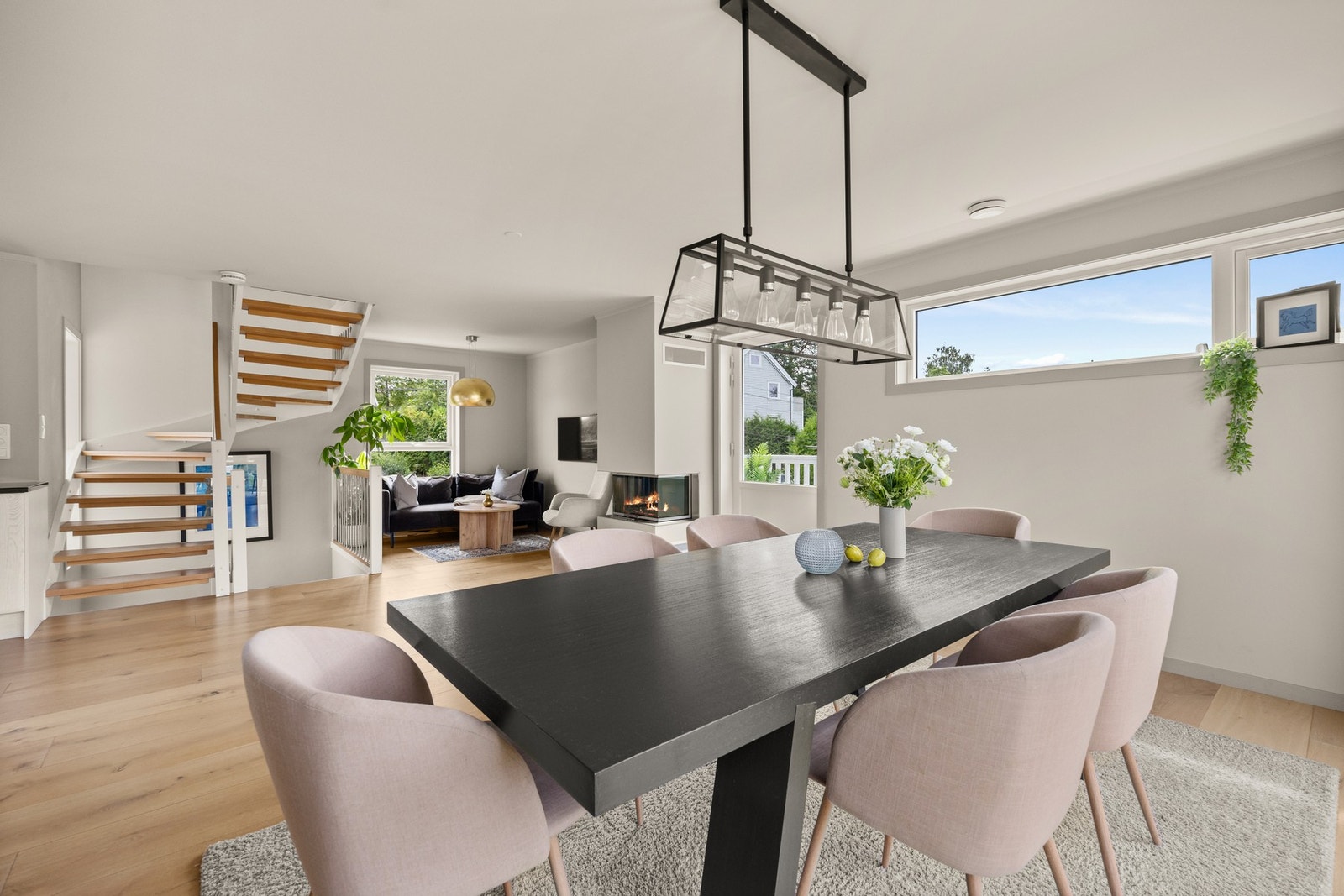 Romslig spisestuedel med naturlig lys og åpen planløsning. Galleribilde