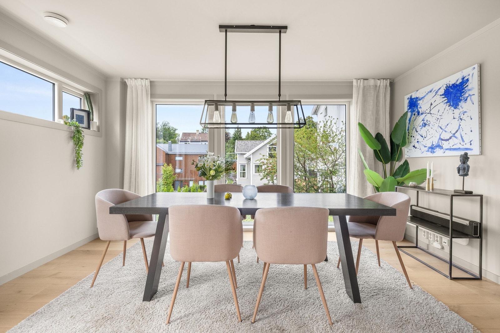 Store deler av 2. etg. har en åpen løsning bestående av stue og kjøkken. Galleribilde