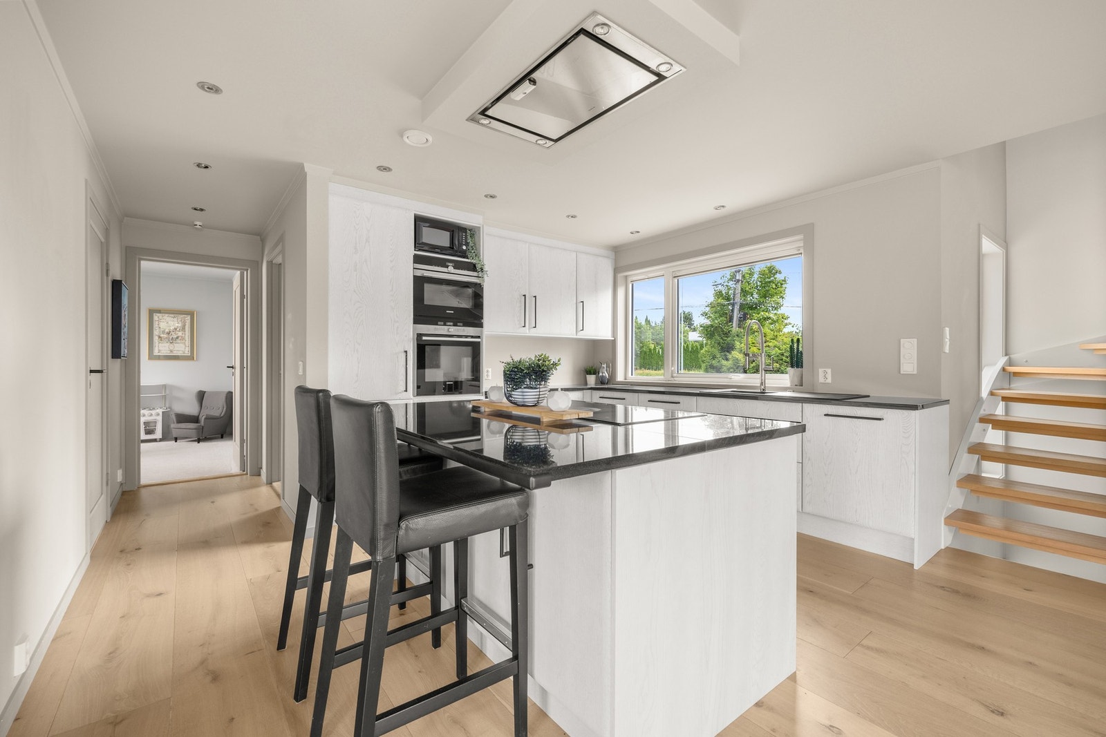 Hovedkjøkkenet er moderne, innbydende og innholdsrikt med gode arbeidsflater og praktiske løsninger Galleribilde