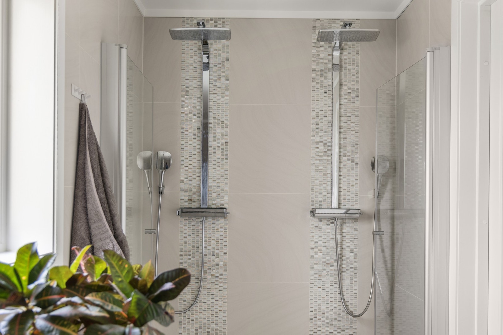 Dusj med to sett regnfallsdusjer Galleribilde