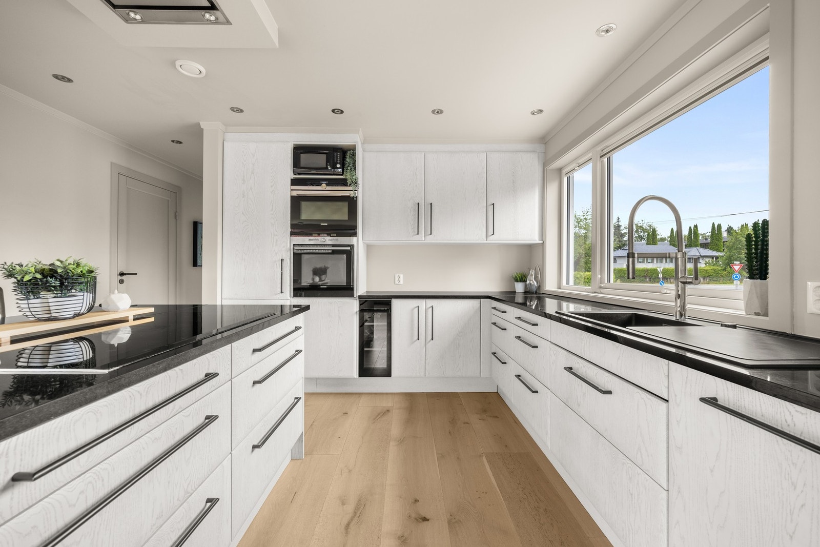 Innredningen er fra 2015, av kvalitetsprodusenten Norema og er utført av solid materiale i trestruktur og granitt benkeplate Galleribilde