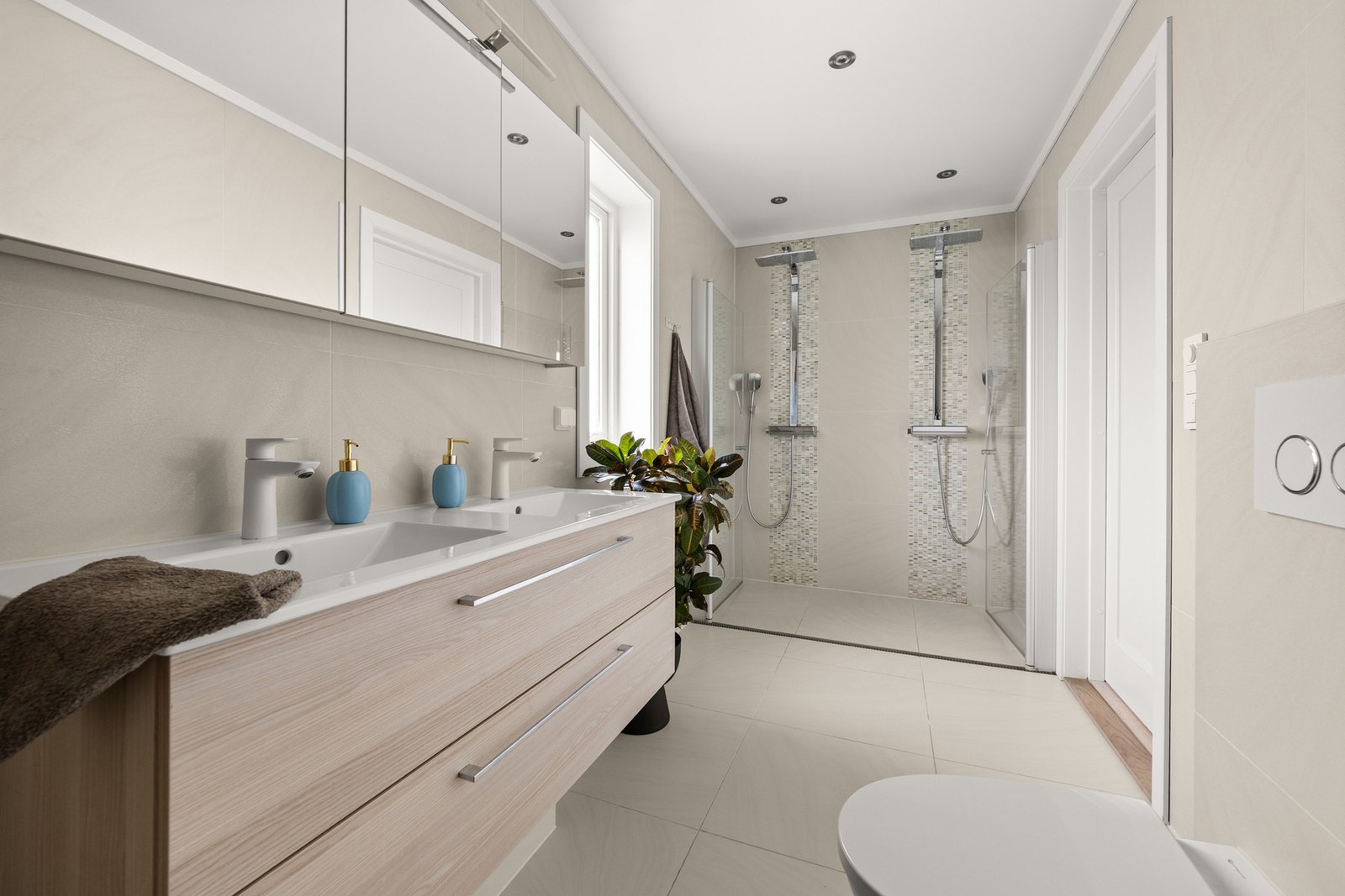 Pent og lekkert baderom med moderne innredning. Galleribilde