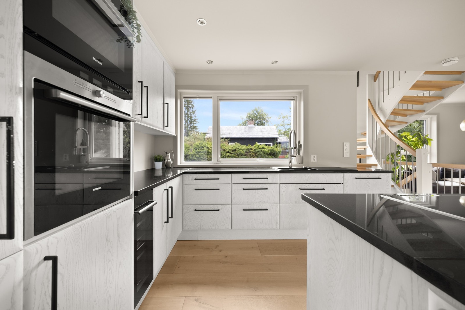 Kjøkkenet er spesialtilpasset for å skape en helhetlig stil mot stuen. Galleribilde