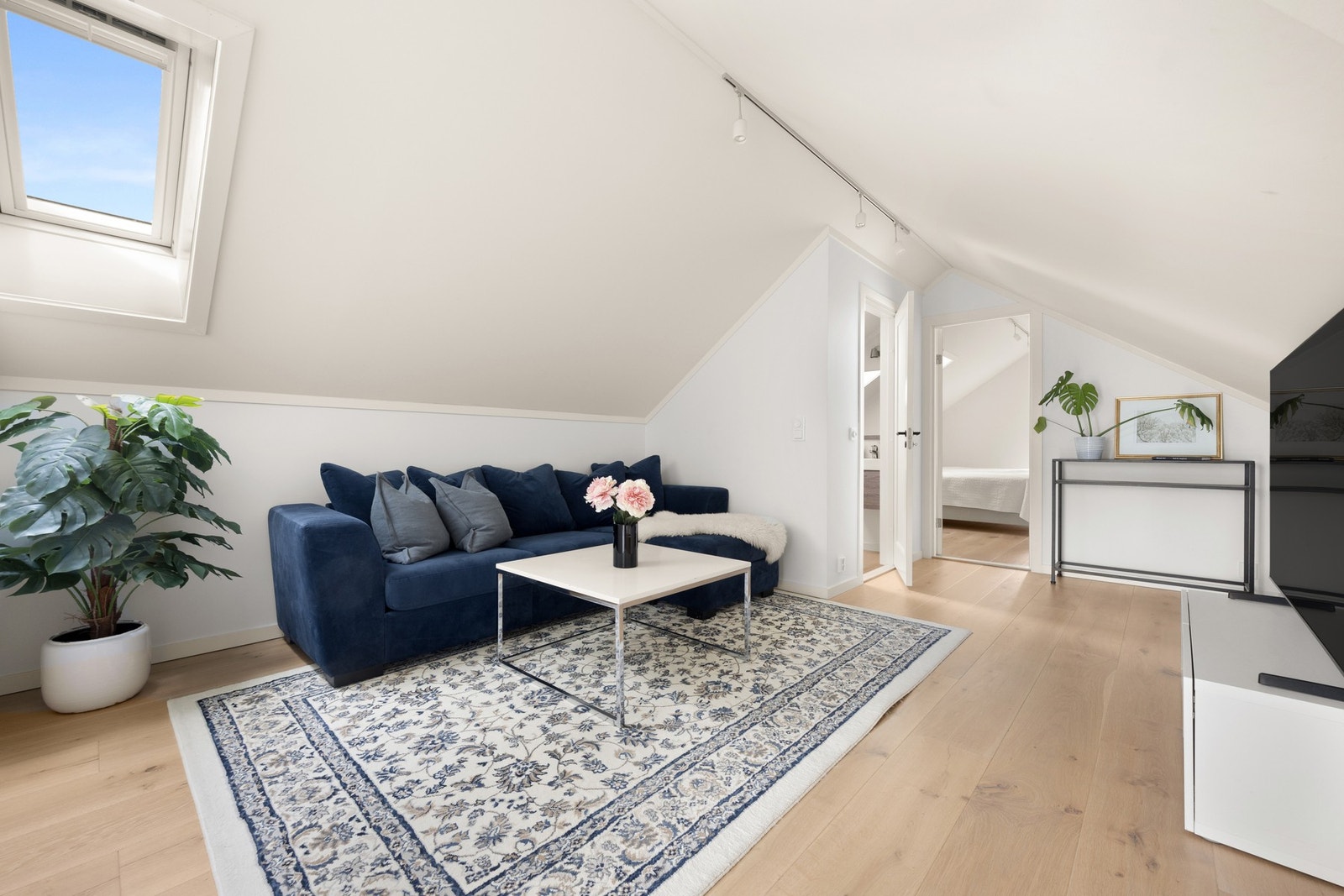 Et lyst og trivelig oppholdsrom i loftsetasjen - perfekt som ekstra stue eller sone for avslapning. Galleribilde