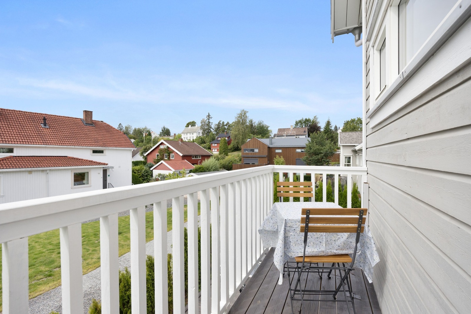 Herlig balkong for rolige morgener og kaffe i solen. Galleribilde