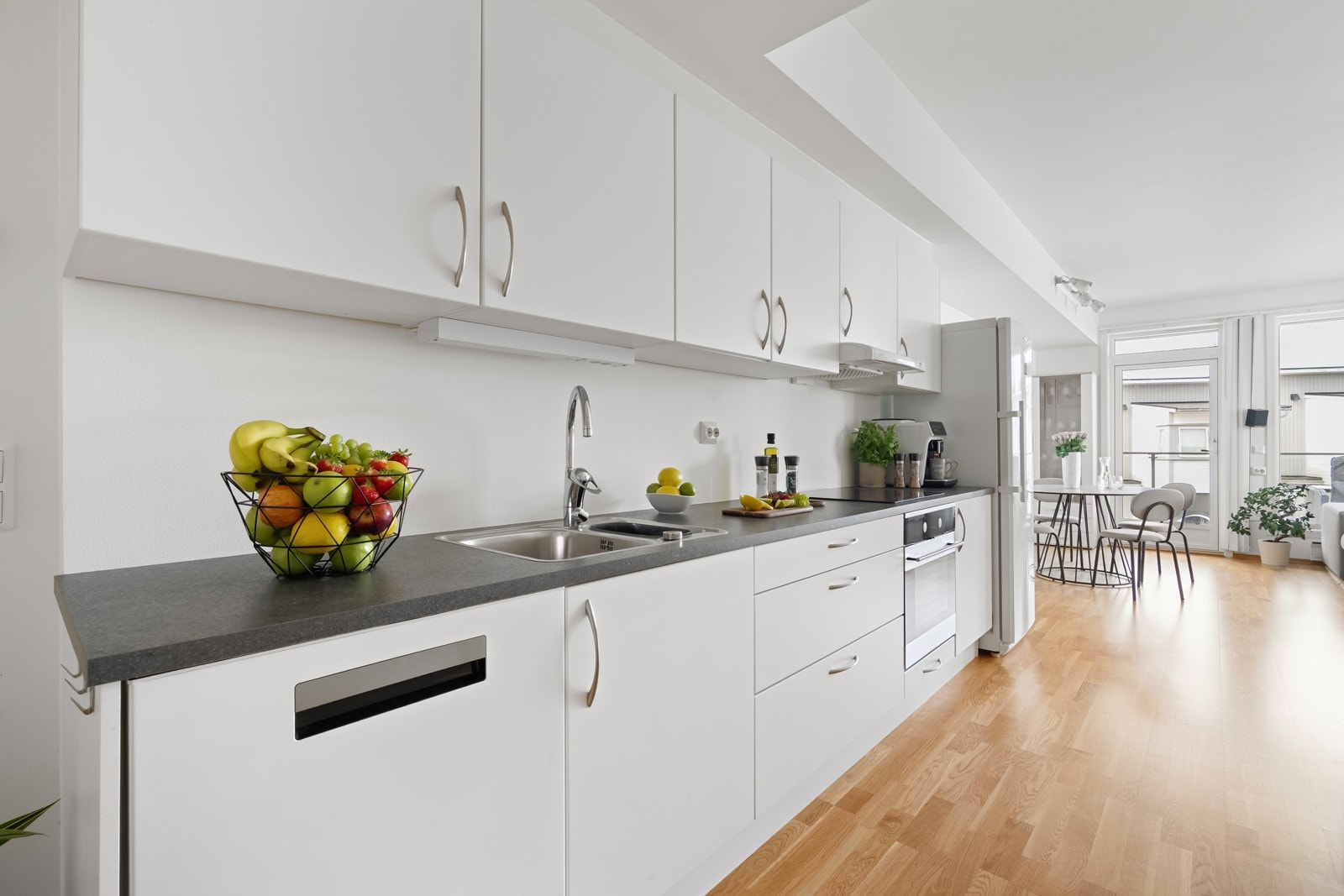 Integrerte hvitevarer som platetopp og stekeovn medfølger i handelen. God skap- og benkeplass. Galleribilde