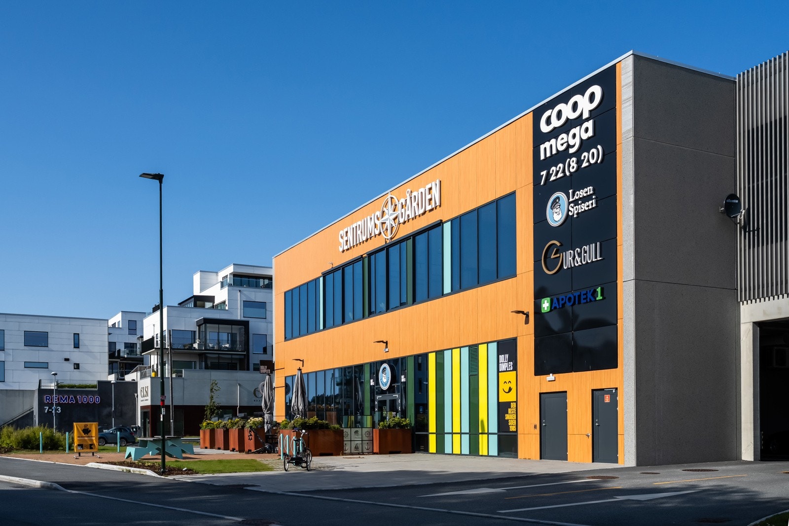 Tananger sentrum har i nyere tid blitt utviklet og har et rikt tilbud av fasiliteter. Galleribilde