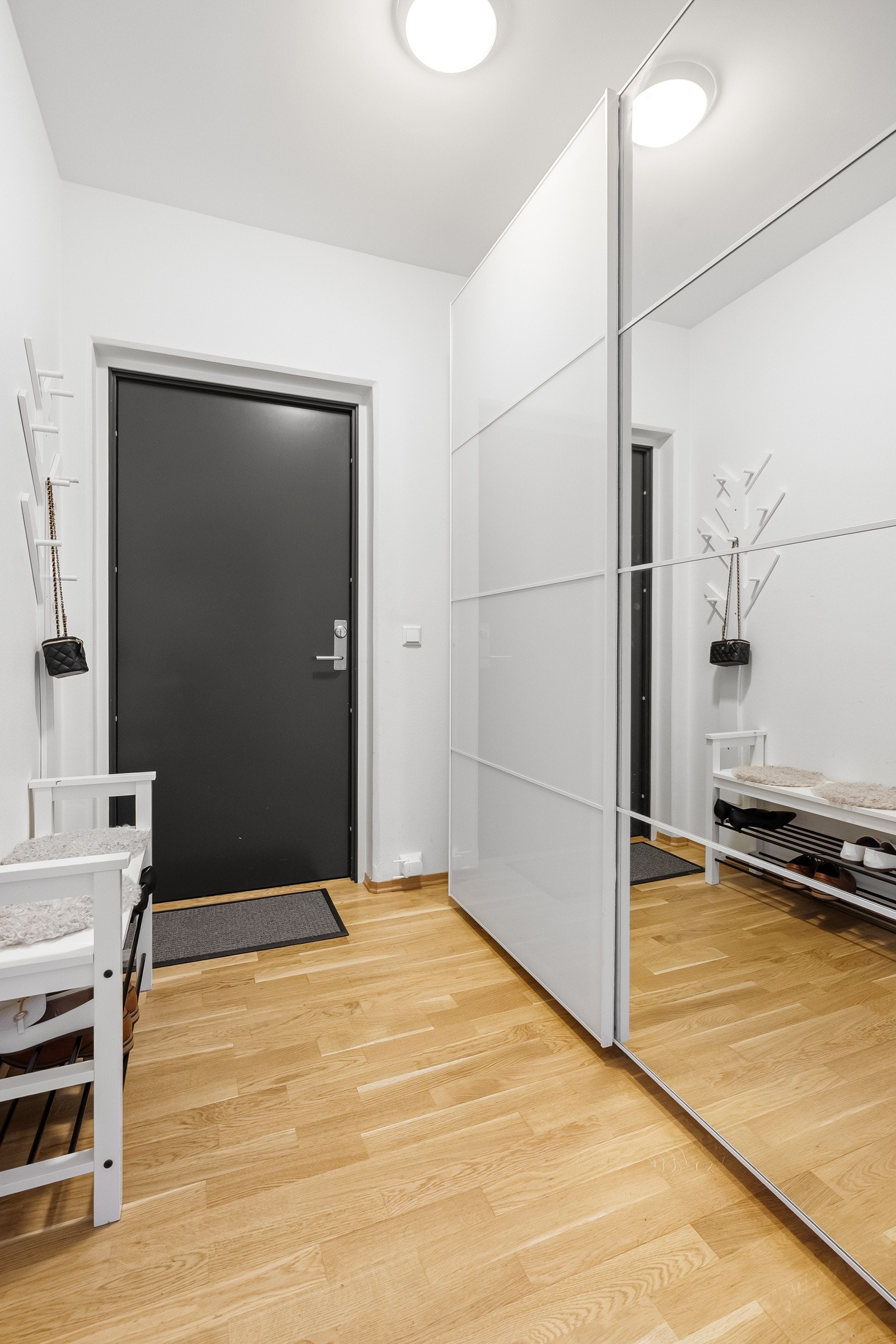 Romslig entré med god lagringsplass i skyvedørsgarderobe. Galleribilde