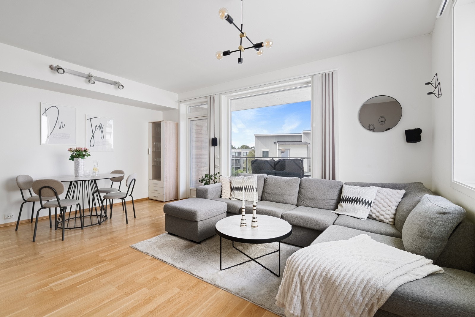 Åpen stue- kjøkkenløsning med plass til spisebord. Galleribilde