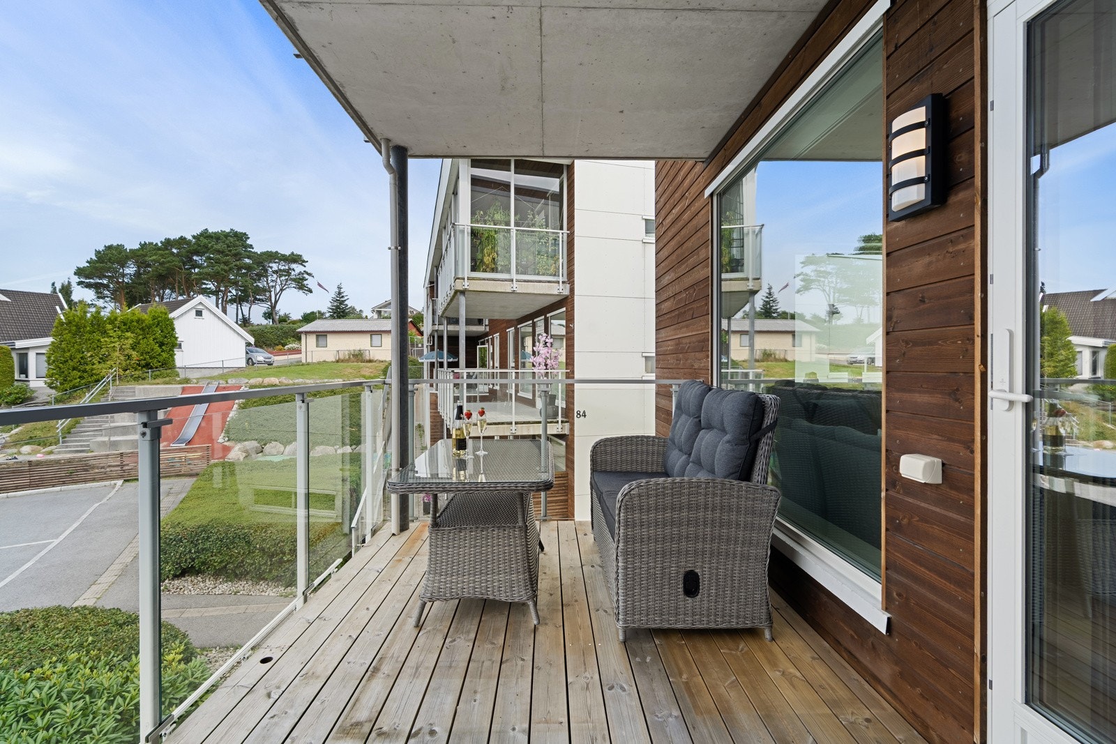 Romslig solrik vestvendt terrasse Galleribilde