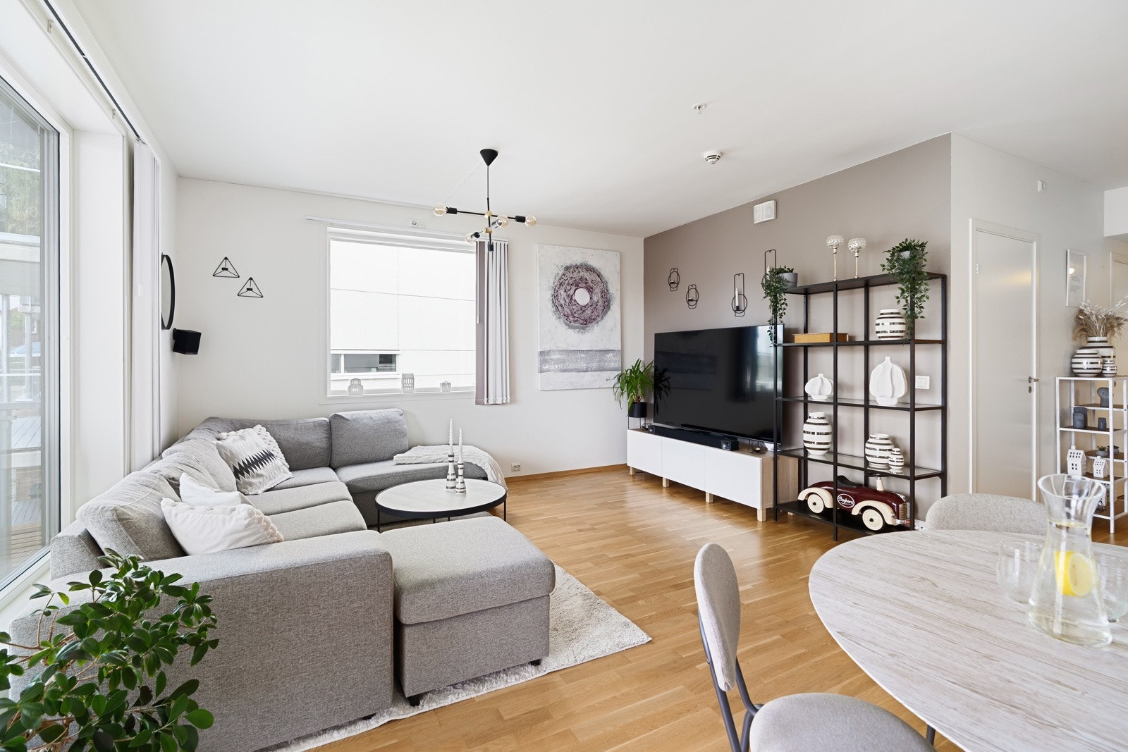 Stuen er lett å møblere med plass til en sittegruppe og TV-seksjon. Galleribilde