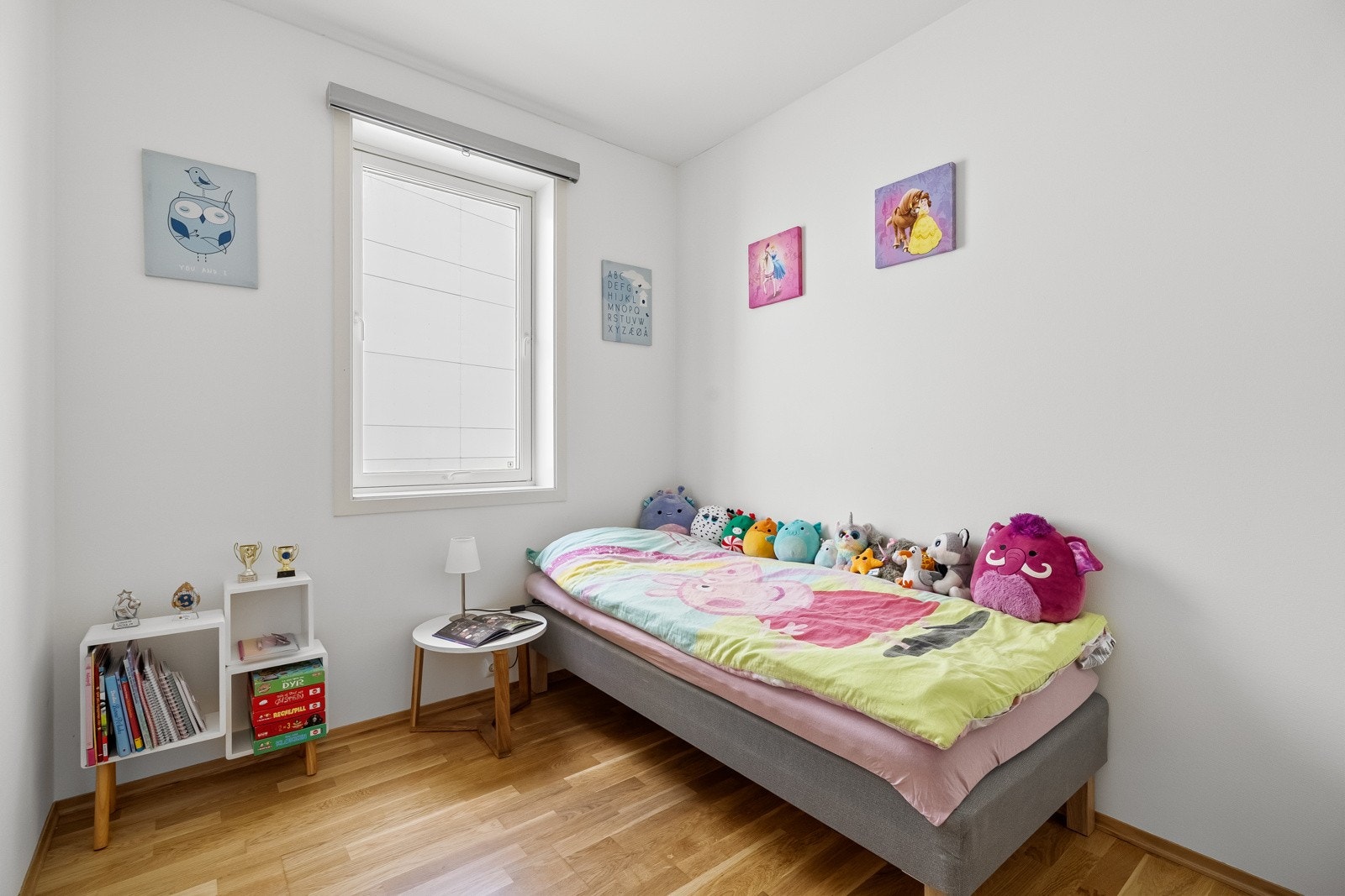 Soverom 2 med plass til seng og skrivepult. Galleribilde